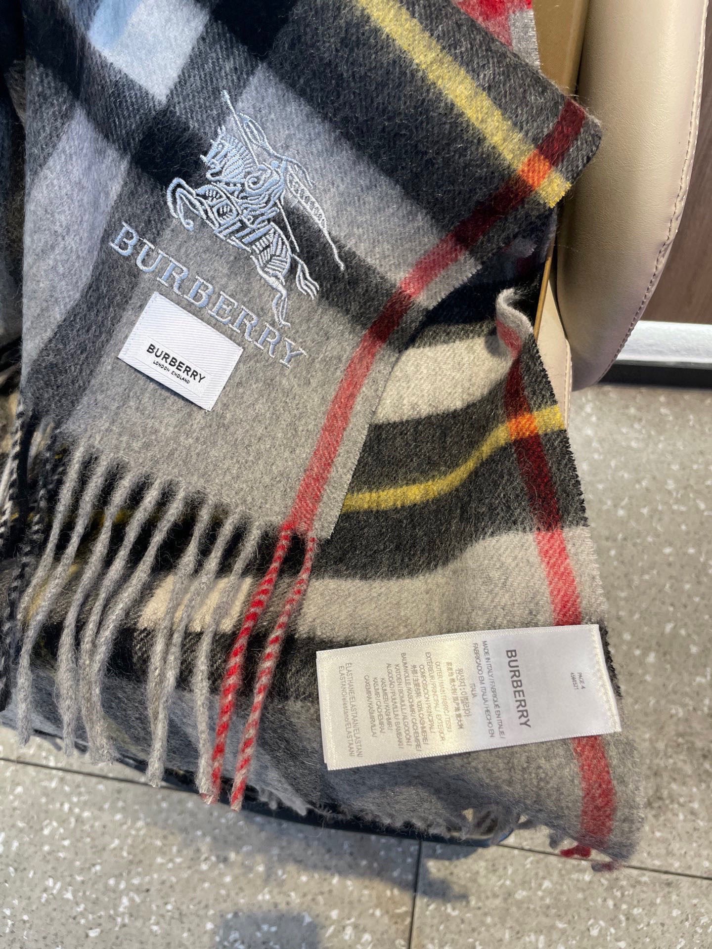 新款巴宝莉男士格子高级货❗️ 顶级出口尾单战马刺绣👍货不多，下手一定要快，真心美的让人非常非常心动 上身