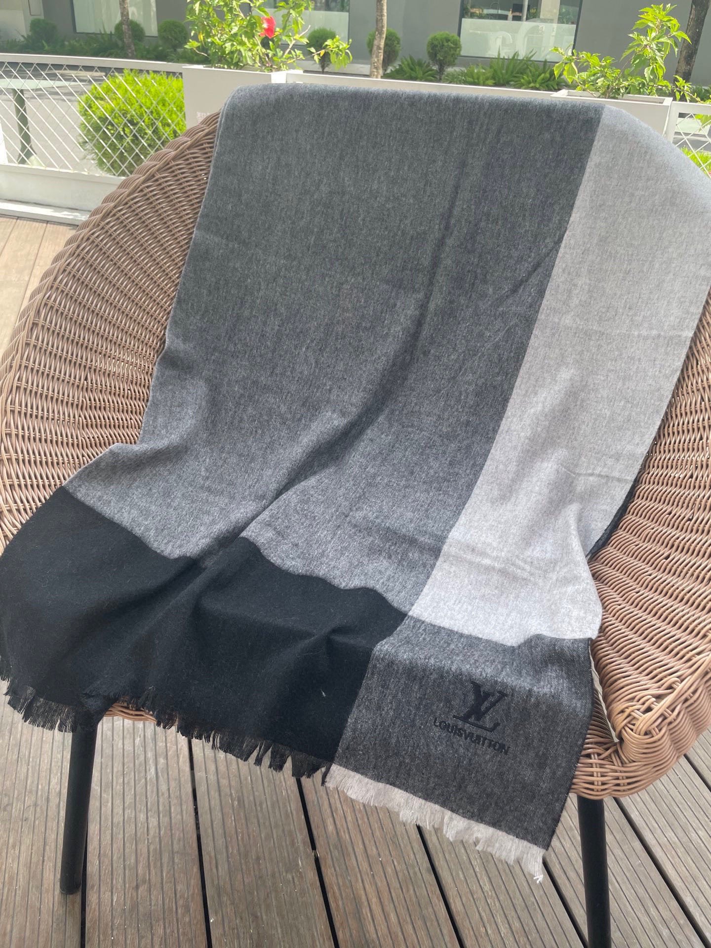 路易威登LV男女同款披肩✨羊绒经典格纹👐围巾♨️高尖端产物⚠️，经典logo刺绣，时尚大牌的顶尖设计款💕