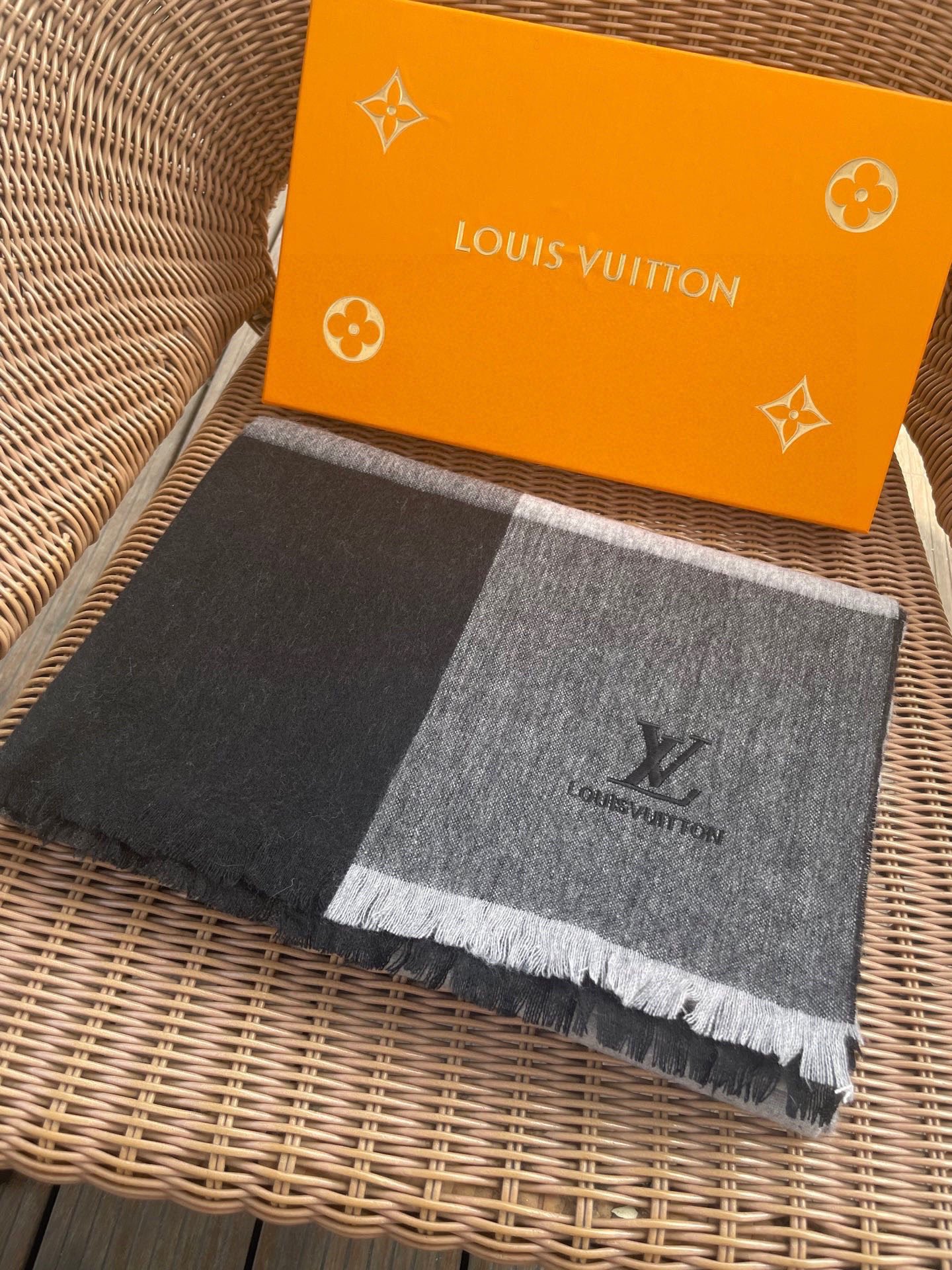 路易威登LV男女同款披肩✨羊绒经典格纹👐围巾♨️高尖端产物⚠️，经典logo刺绣，时尚大牌的顶尖设计款💕