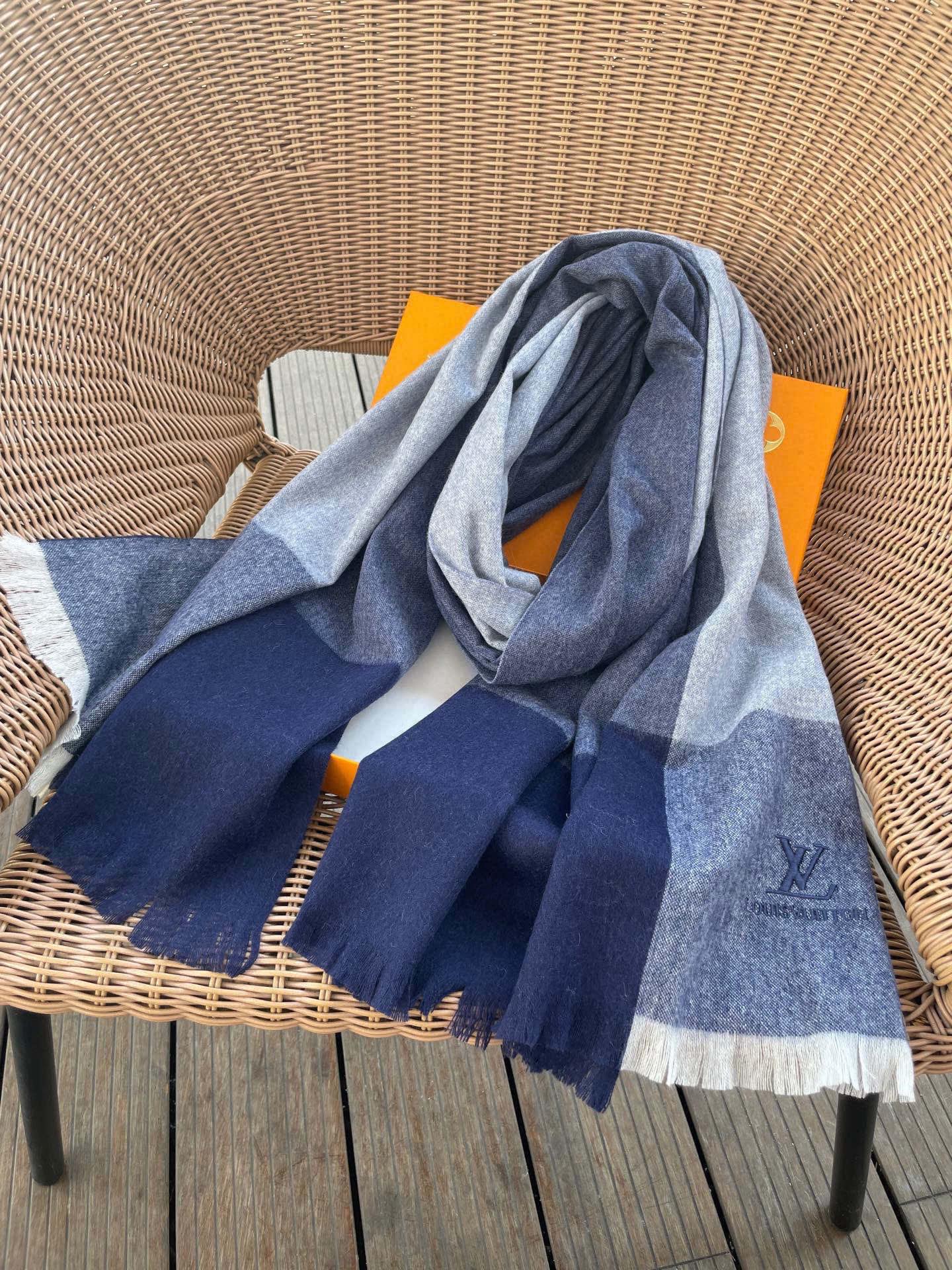 路易威登LV男女同款披肩✨羊绒经典格纹👐围巾♨️高尖端产物⚠️，经典logo刺绣，时尚大牌的顶尖设计款💕