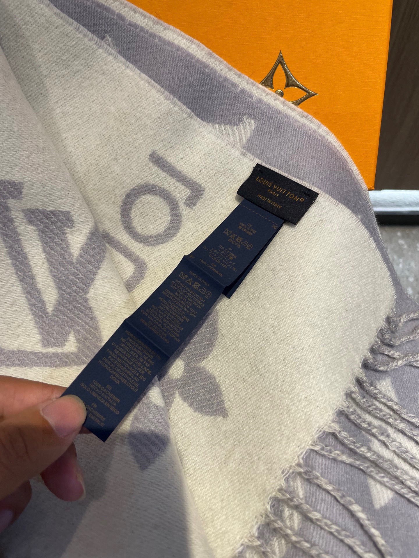 终于出货啦，今年热度最高的嫩粉拼白围巾本款LVEssential围巾聚焦大元素，以Monogram图案和