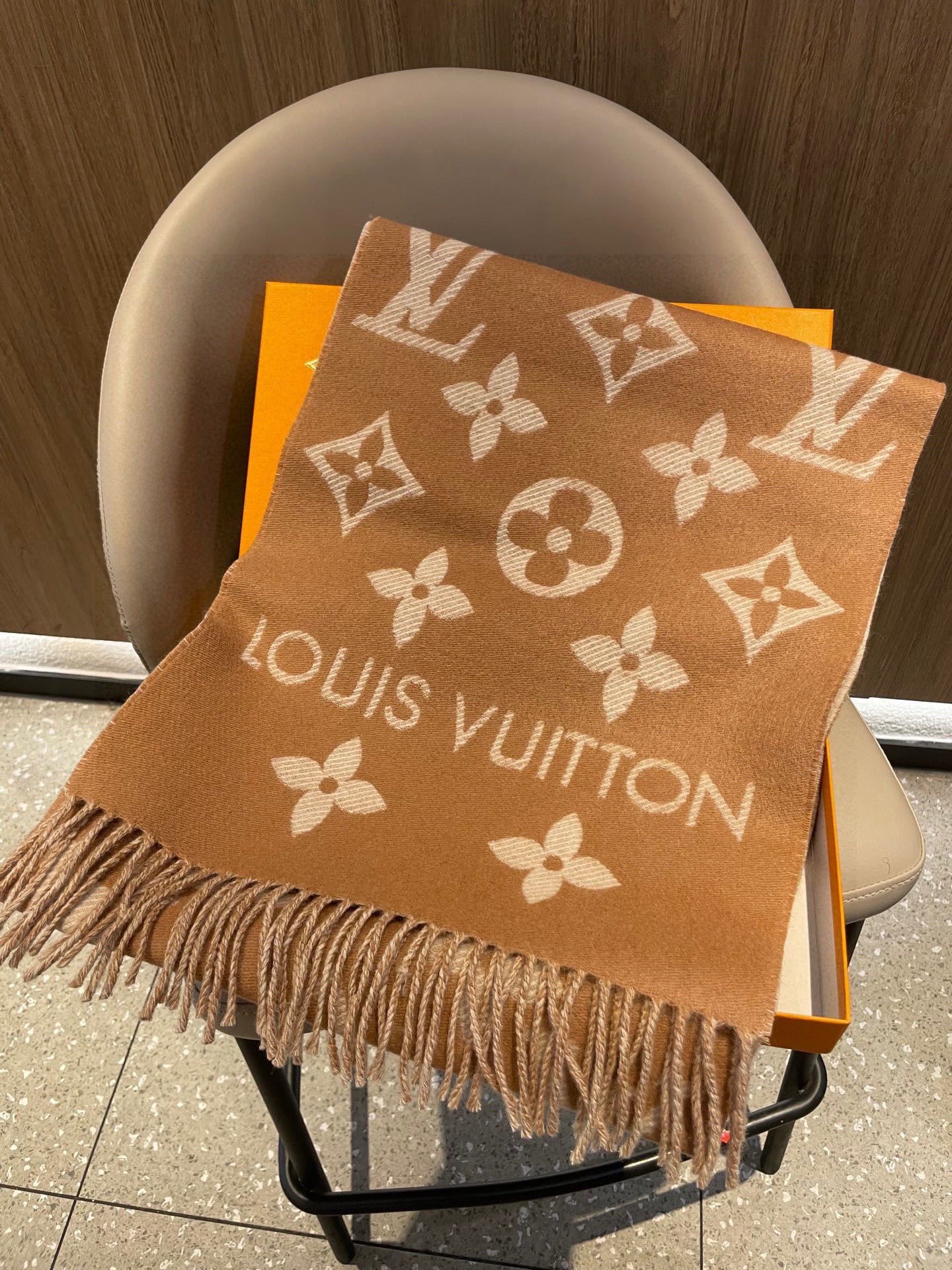 终于出货啦，今年热度最高的嫩粉拼白围巾本款LVEssential围巾聚焦大元素，以Monogram图案和