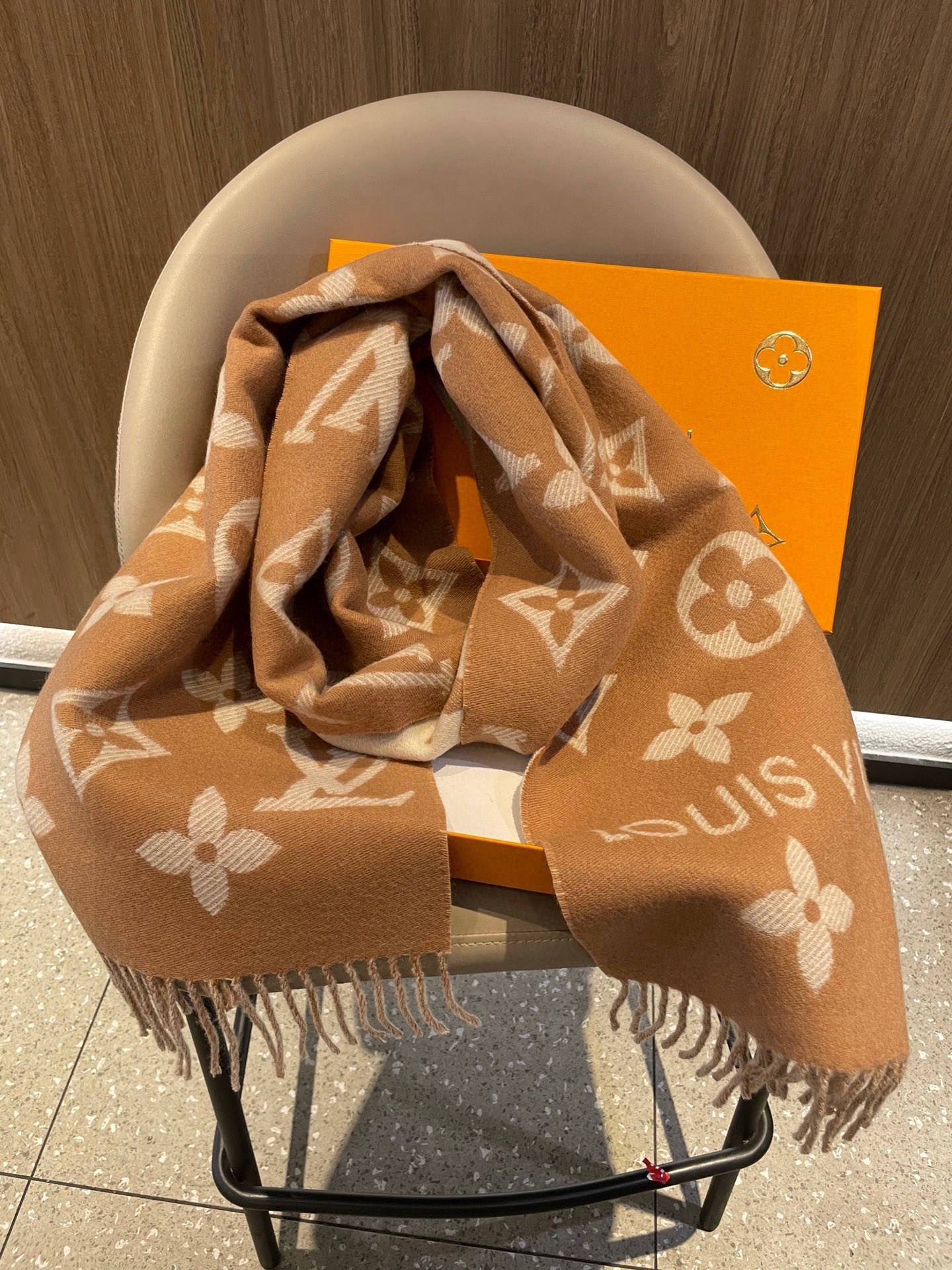 终于出货啦，今年热度最高的嫩粉拼白围巾本款LVEssential围巾聚焦大元素，以Monogram图案和