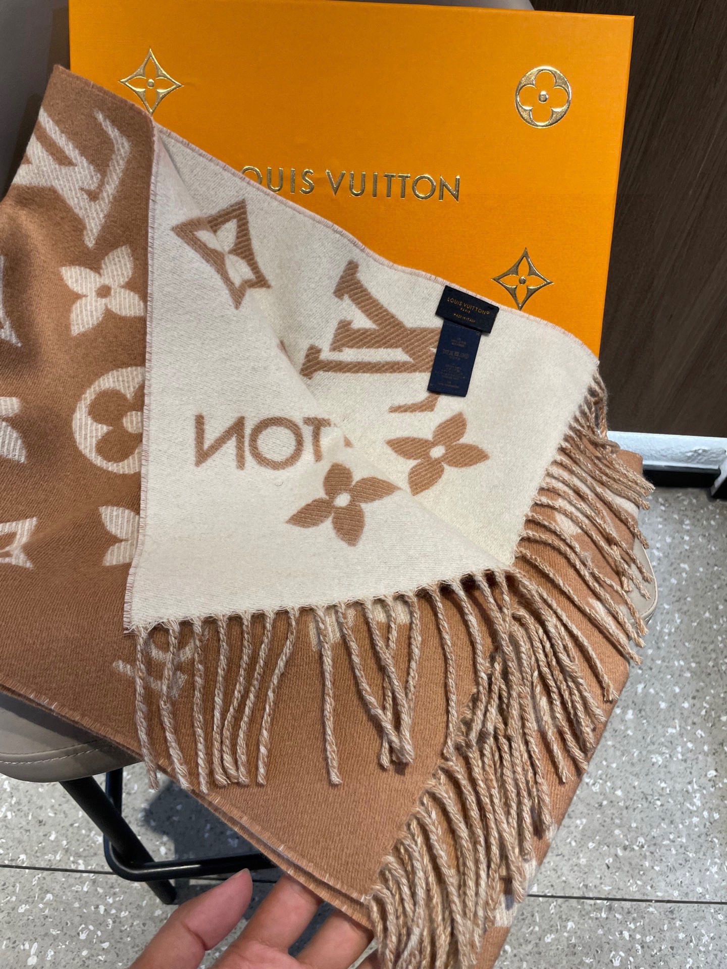 终于出货啦，今年热度最高的嫩粉拼白围巾本款LVEssential围巾聚焦大元素，以Monogram图案和