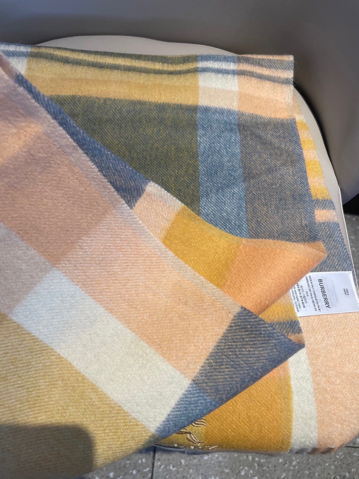 巴宝莉男士女士（格纹战马刺绣）围巾，款式魅力，是经典大方‼面料采用的是客供的羔绒，细腻柔软度都非常的好，