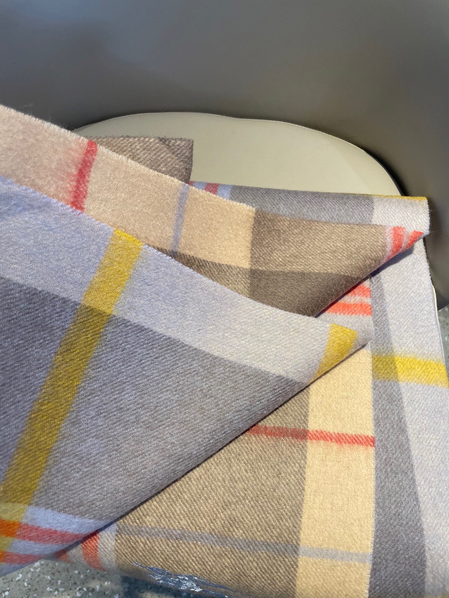 巴宝莉男士女士（格纹战马刺绣）围巾，款式魅力，是经典大方‼面料采用的是客供的羔绒，细腻柔软度都非常的好，