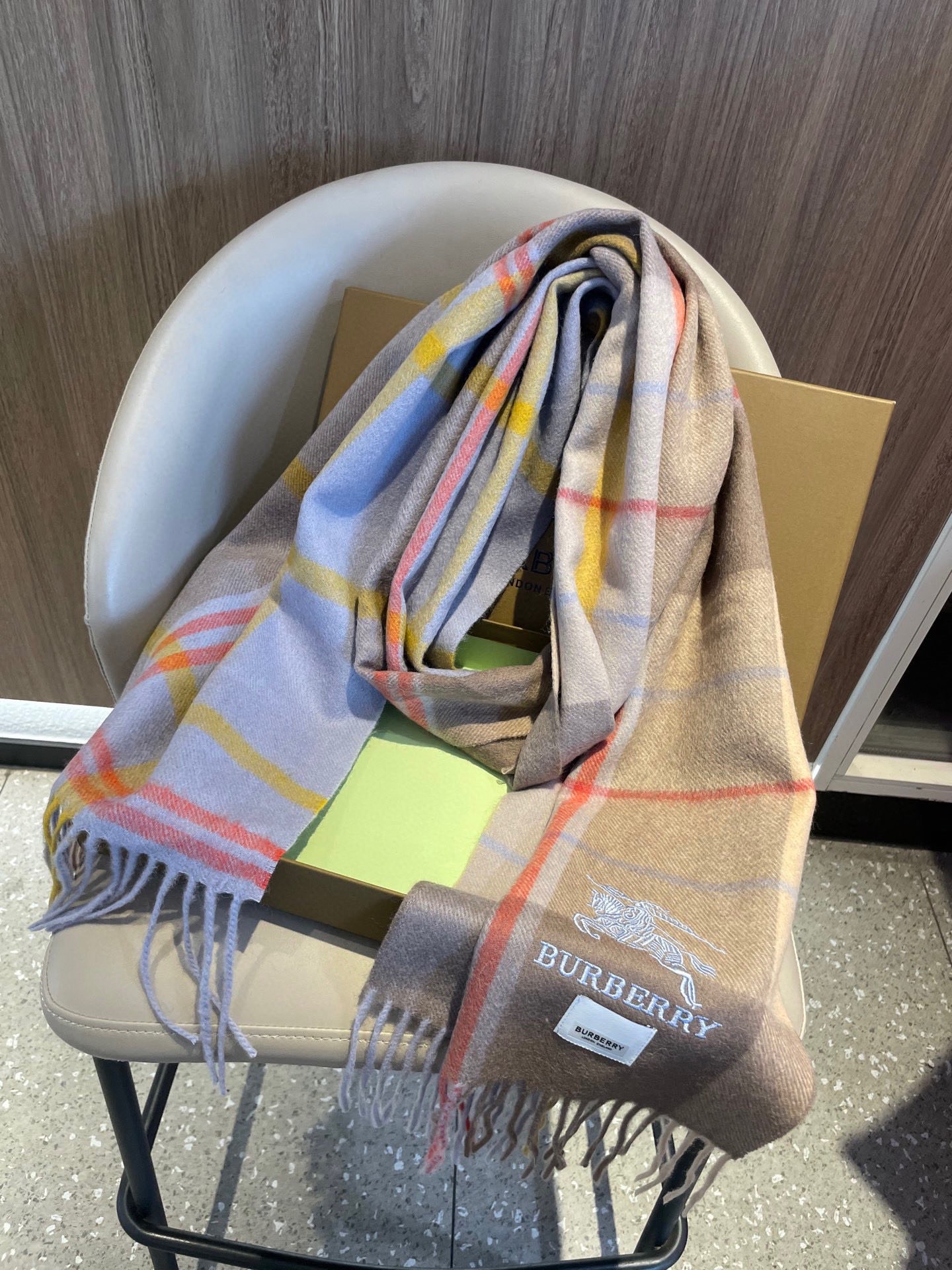 巴宝莉男士女士（格纹战马刺绣）围巾，款式魅力，是经典大方‼面料采用的是客供的羔绒，细腻柔软度都非常的好，