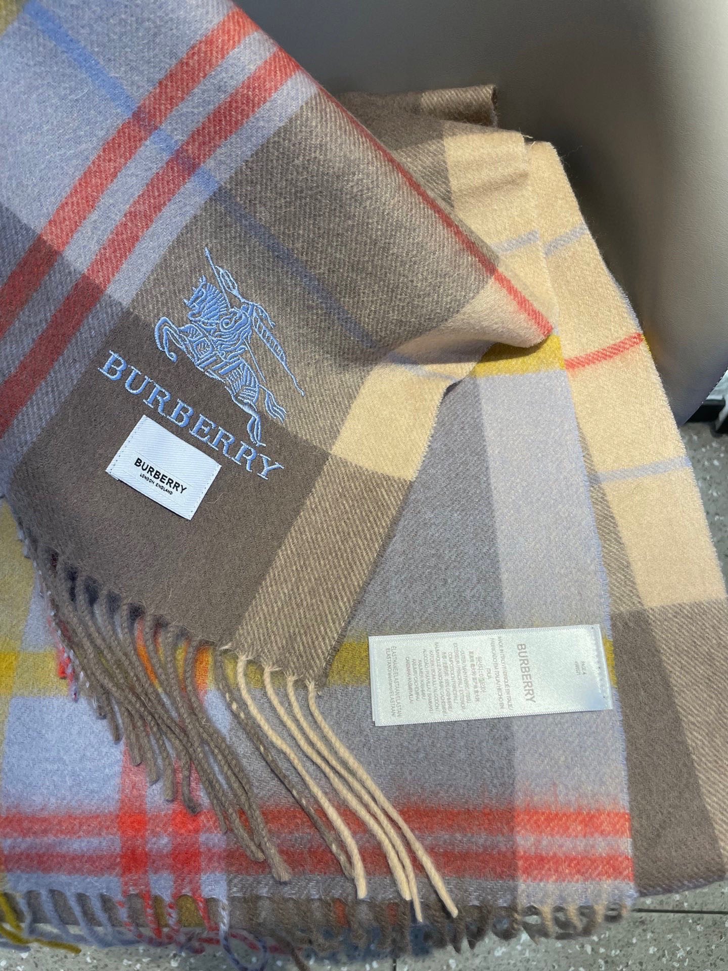 巴宝莉男士女士（格纹战马刺绣）围巾，款式魅力，是经典大方‼面料采用的是客供的羔绒，细腻柔软度都非常的好，