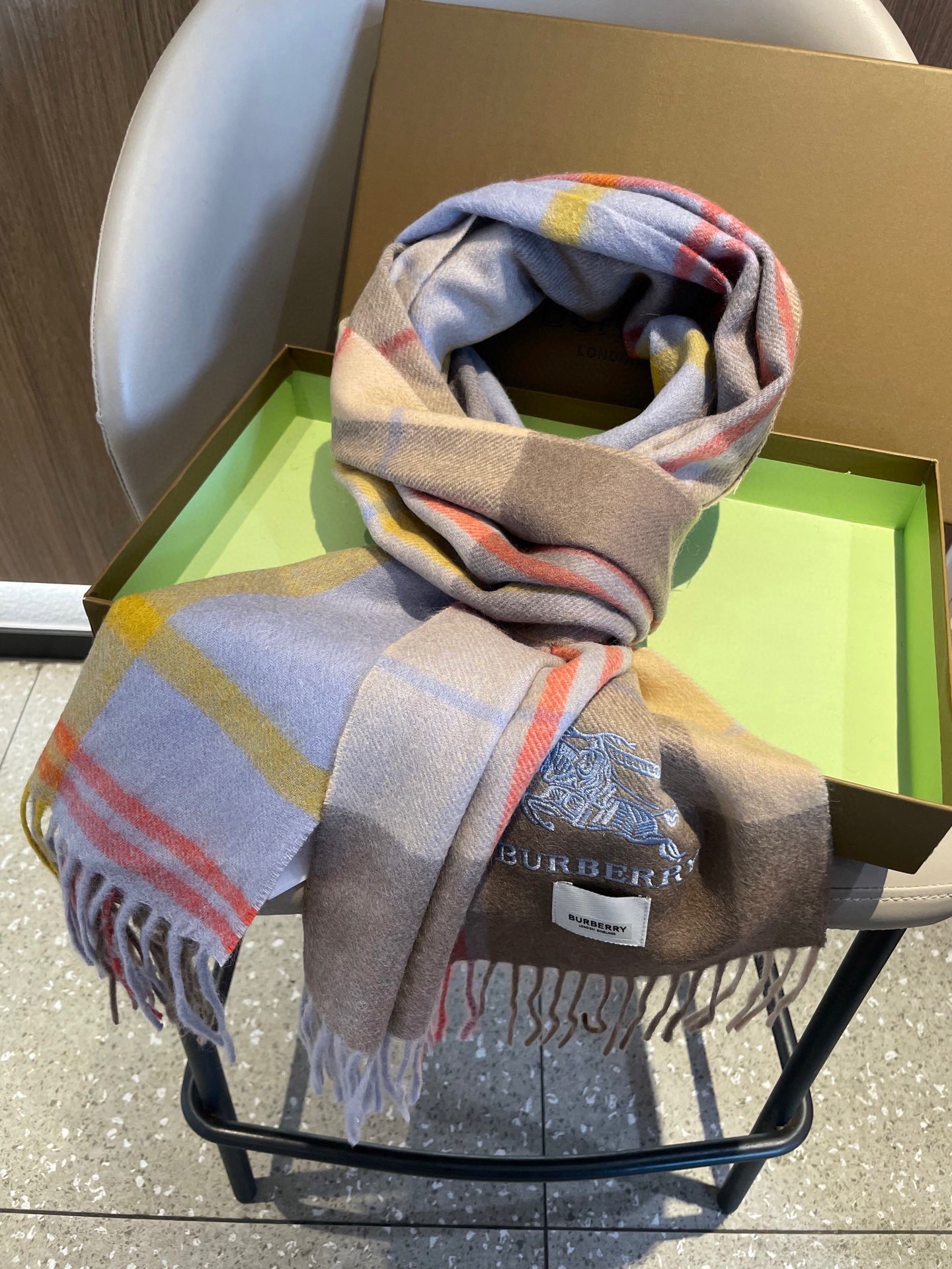 巴宝莉男士女士（格纹战马刺绣）围巾，款式魅力，是经典大方‼面料采用的是客供的羔绒，细腻柔软度都非常的好，