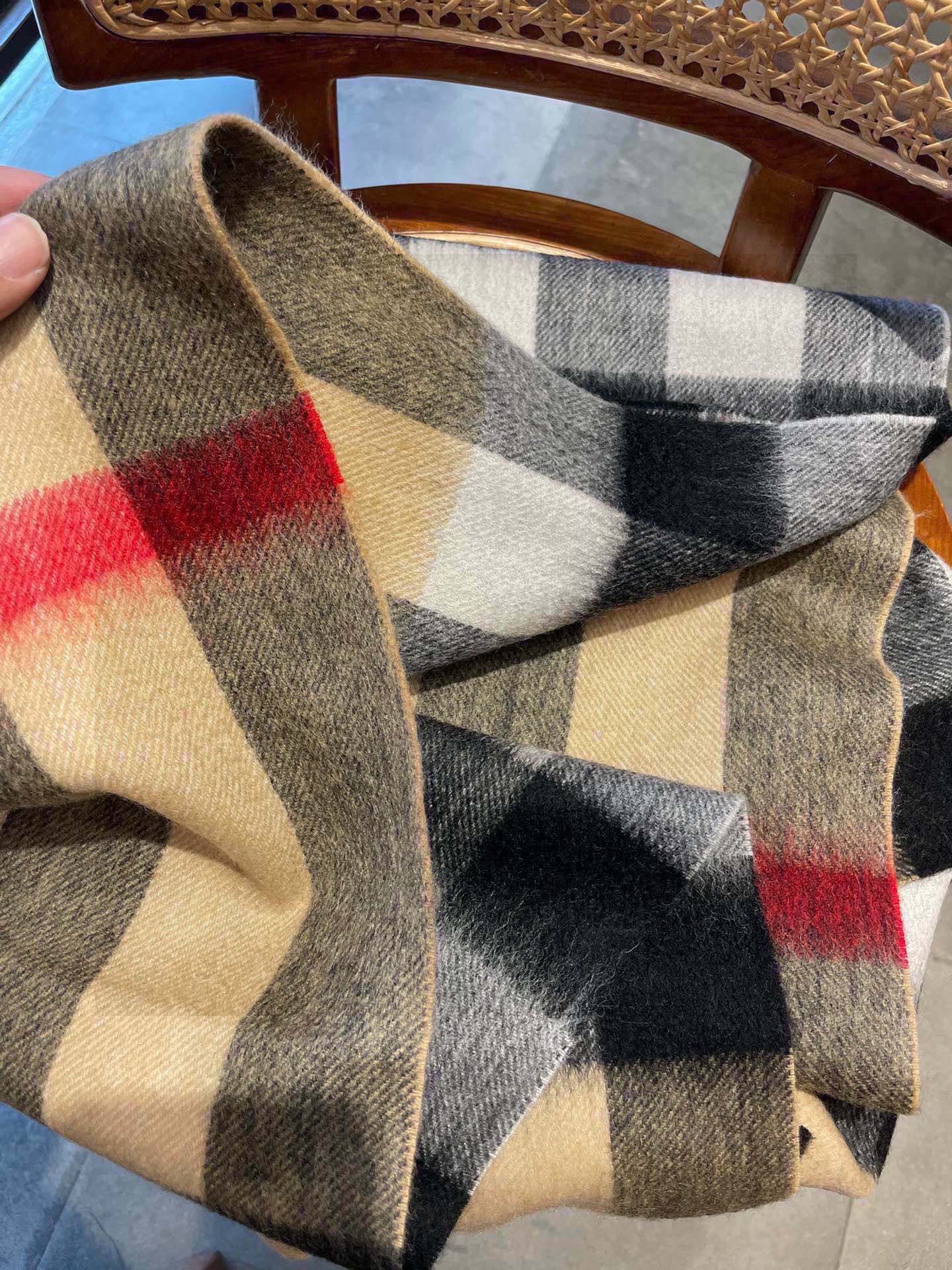 巴宝莉Bur羊绒格子好看的要疯掉了，太有型太有魅力了！！！非常斯文时尚的秋冬单品！真的很喜欢，非常Cla