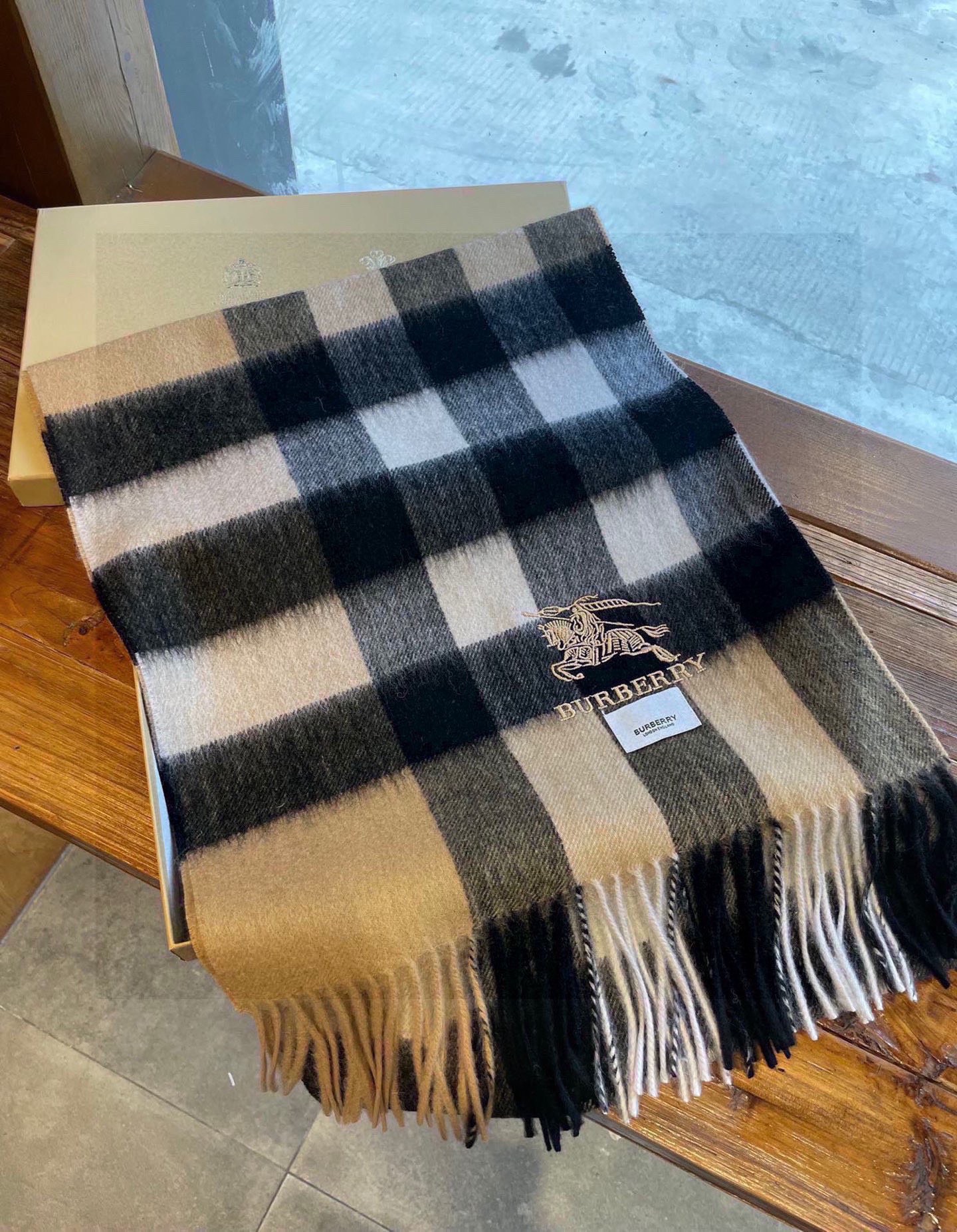 巴宝莉Bur羊绒格子好看的要疯掉了，太有型太有魅力了！！！非常斯文时尚的秋冬单品！真的很喜欢，非常Cla