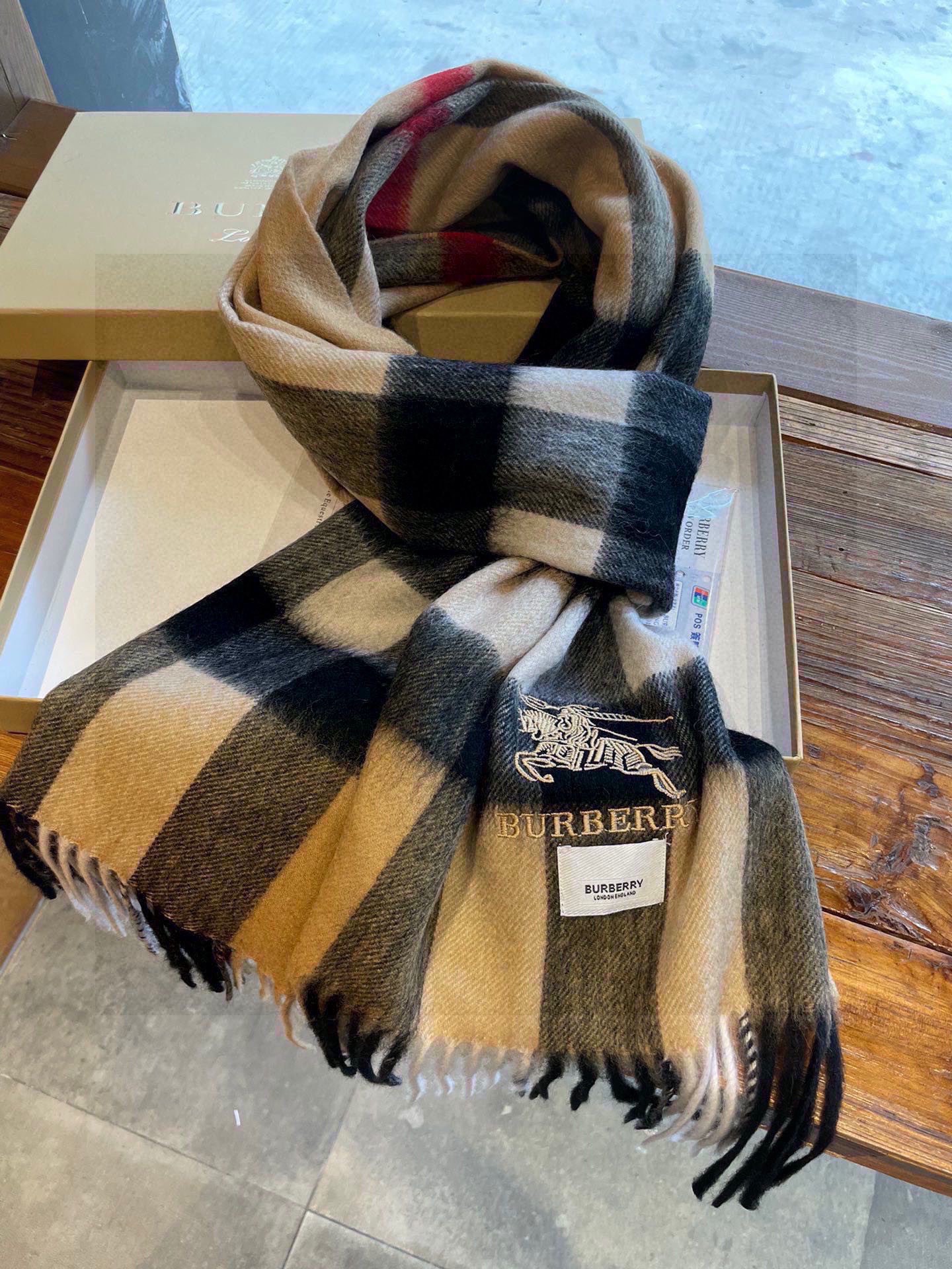 巴宝莉Bur羊绒格子好看的要疯掉了，太有型太有魅力了！！！非常斯文时尚的秋冬单品！真的很喜欢，非常Cla