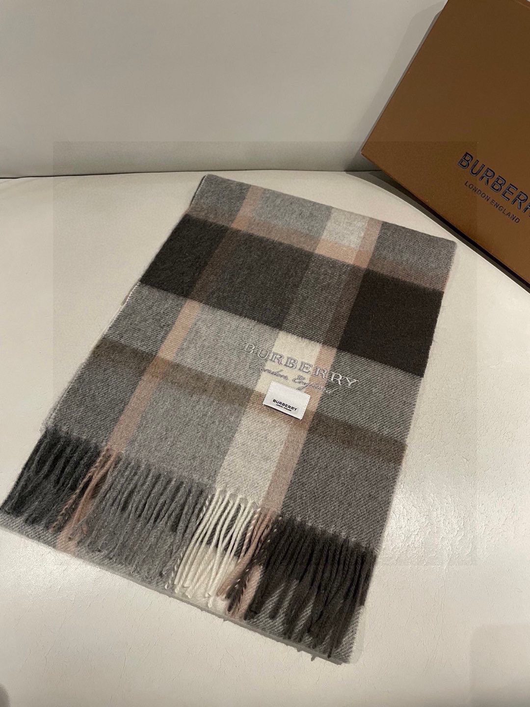 巴宝莉BURBERRY字母专柜款❗️ 顶级出口尾单刺绣👍货不多，下手一定要快，真心美的让人非常非常心动 