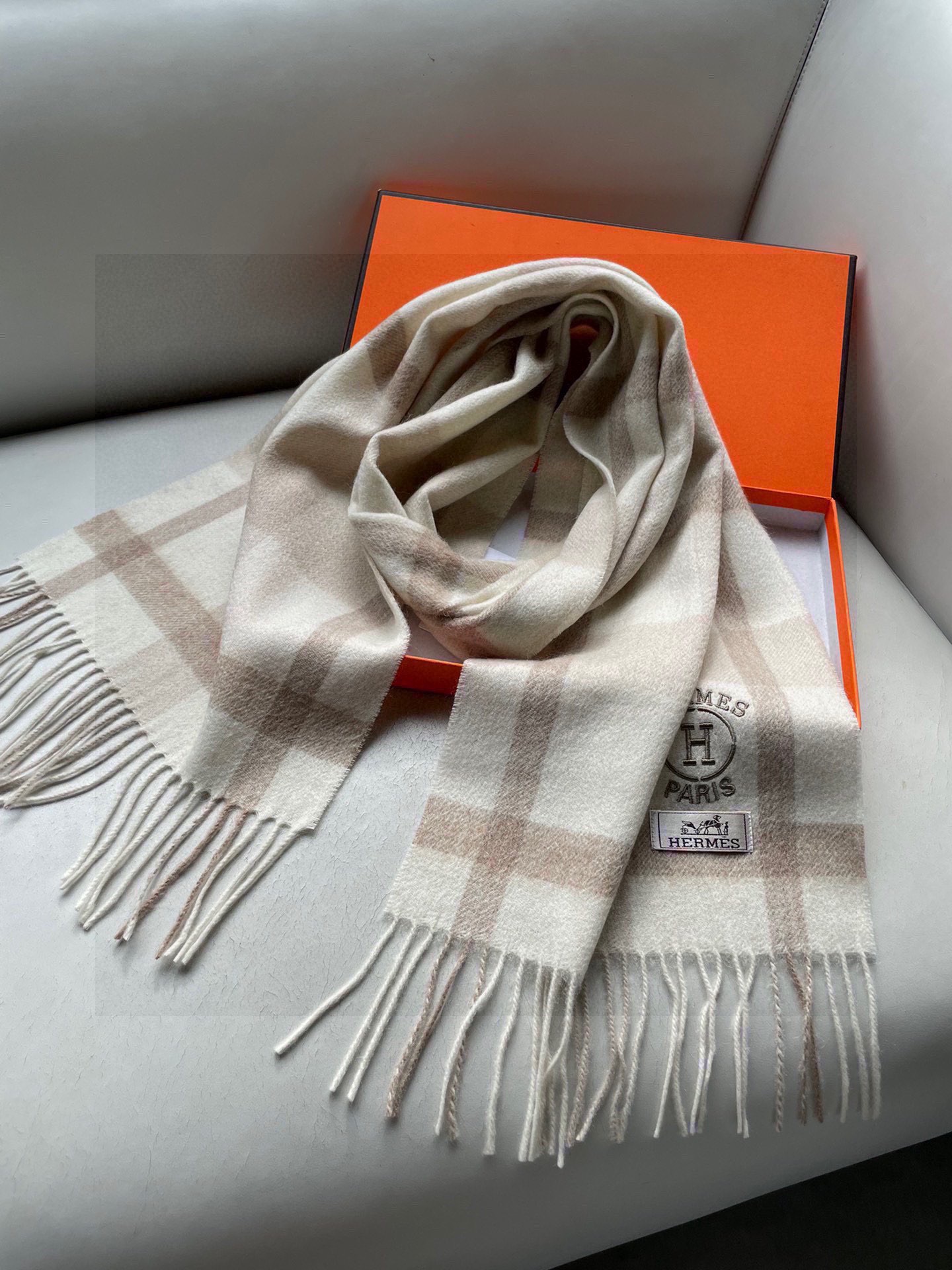 。🆕Hermes · 爱马仕女士经典格子拼接🎊重磅推荐💥 100%顶级山羊绒材质。非常保暖👑 柔软亲肤，