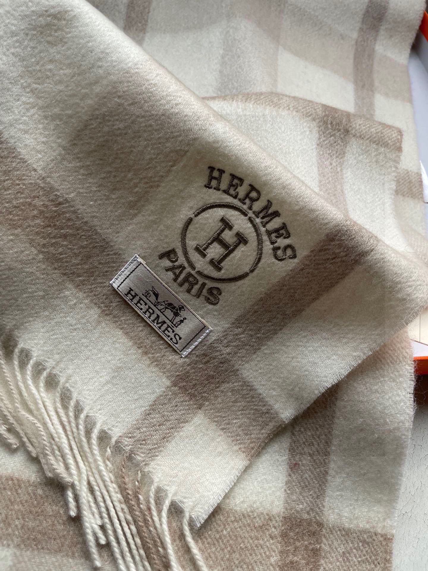 。🆕Hermes · 爱马仕女士经典格子拼接🎊重磅推荐💥 100%顶级山羊绒材质。非常保暖👑 柔软亲肤，