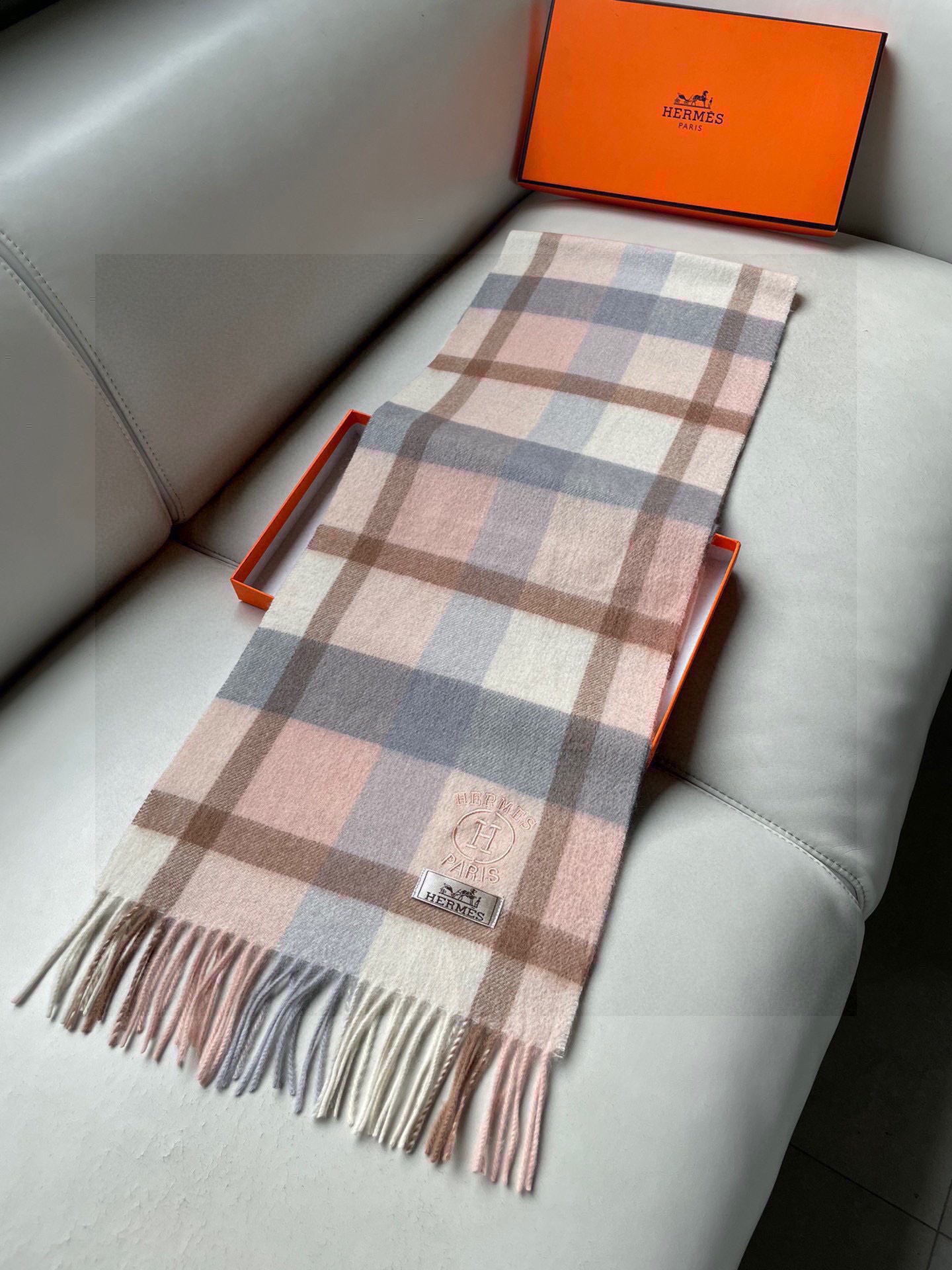 。🆕Hermes · 爱马仕女士经典格子拼接🎊重磅推荐💥 100%顶级山羊绒材质。非常保暖👑 柔软亲肤，