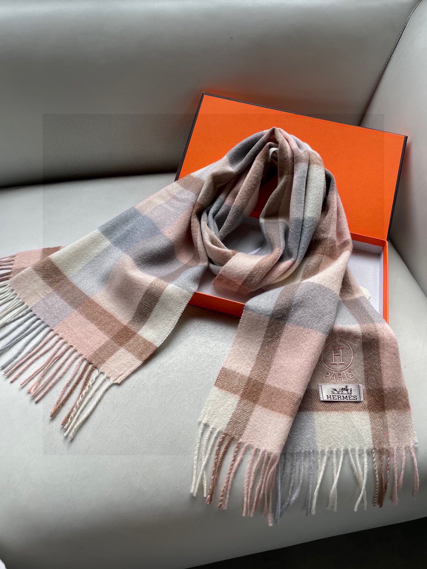 。🆕Hermes · 爱马仕女士经典格子拼接🎊重磅推荐💥 100%顶级山羊绒材质。非常保暖👑 柔软亲肤，