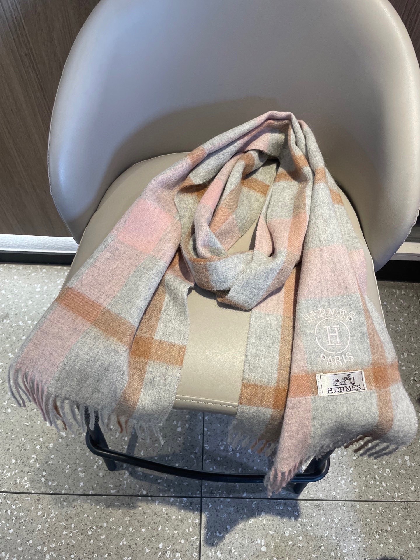 。🆕Hermes · 爱马仕女士经典格子拼接🎊重磅推荐💥 100%顶级山羊绒材质。非常保暖👑 柔软亲肤，