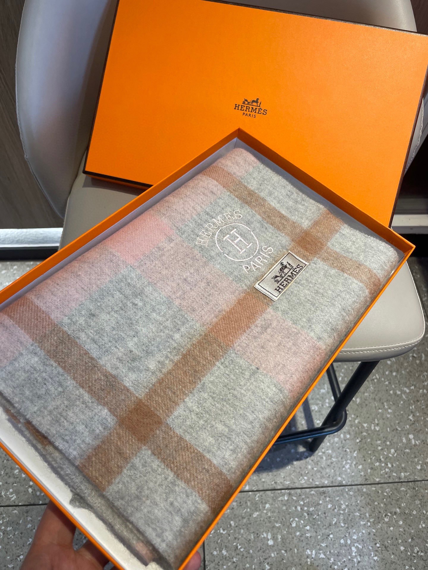 。🆕Hermes · 爱马仕女士经典格子拼接🎊重磅推荐💥 100%顶级山羊绒材质。非常保暖👑 柔软亲肤，