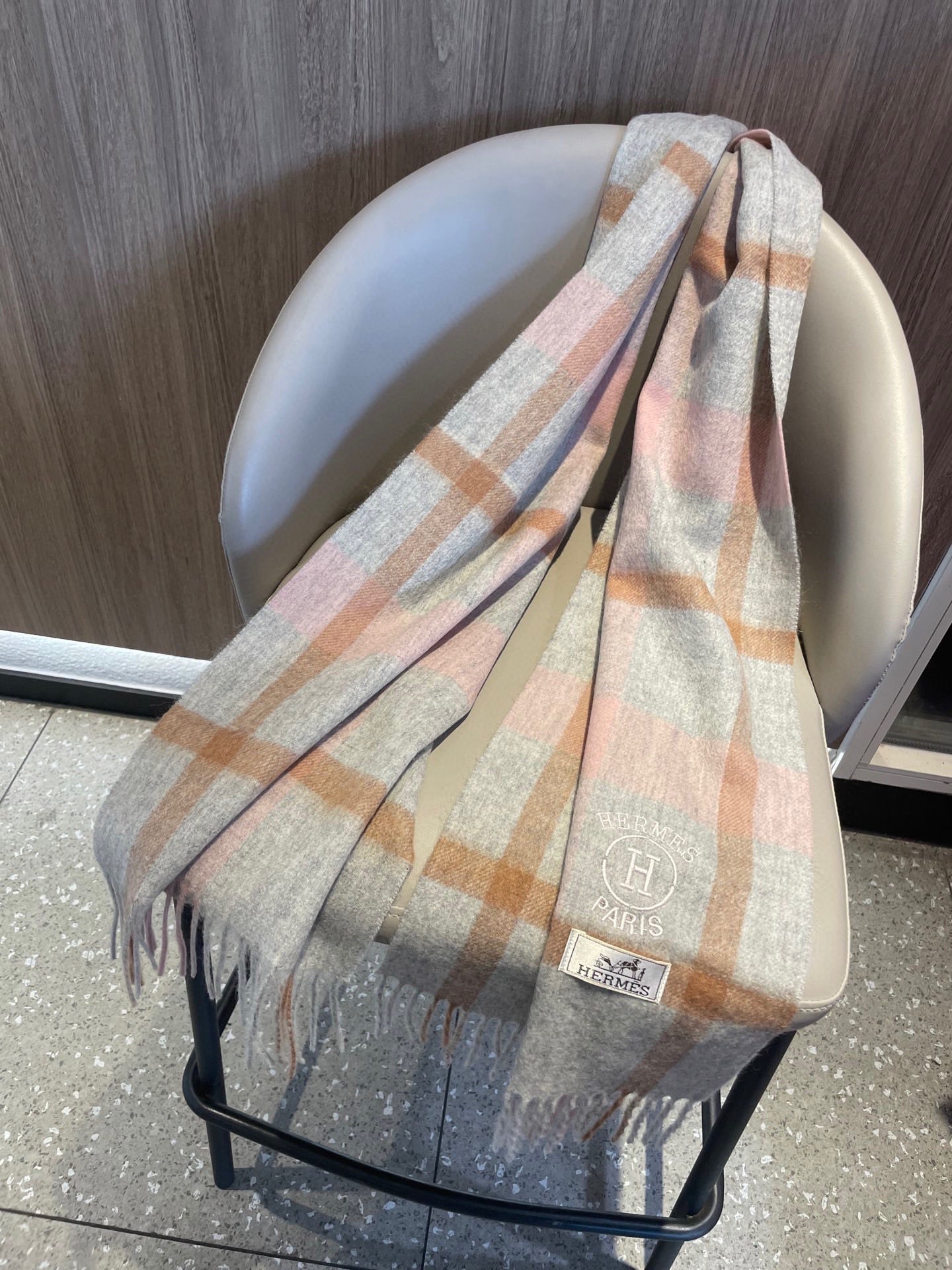 。🆕Hermes · 爱马仕女士经典格子拼接🎊重磅推荐💥 100%顶级山羊绒材质。非常保暖👑 柔软亲肤，