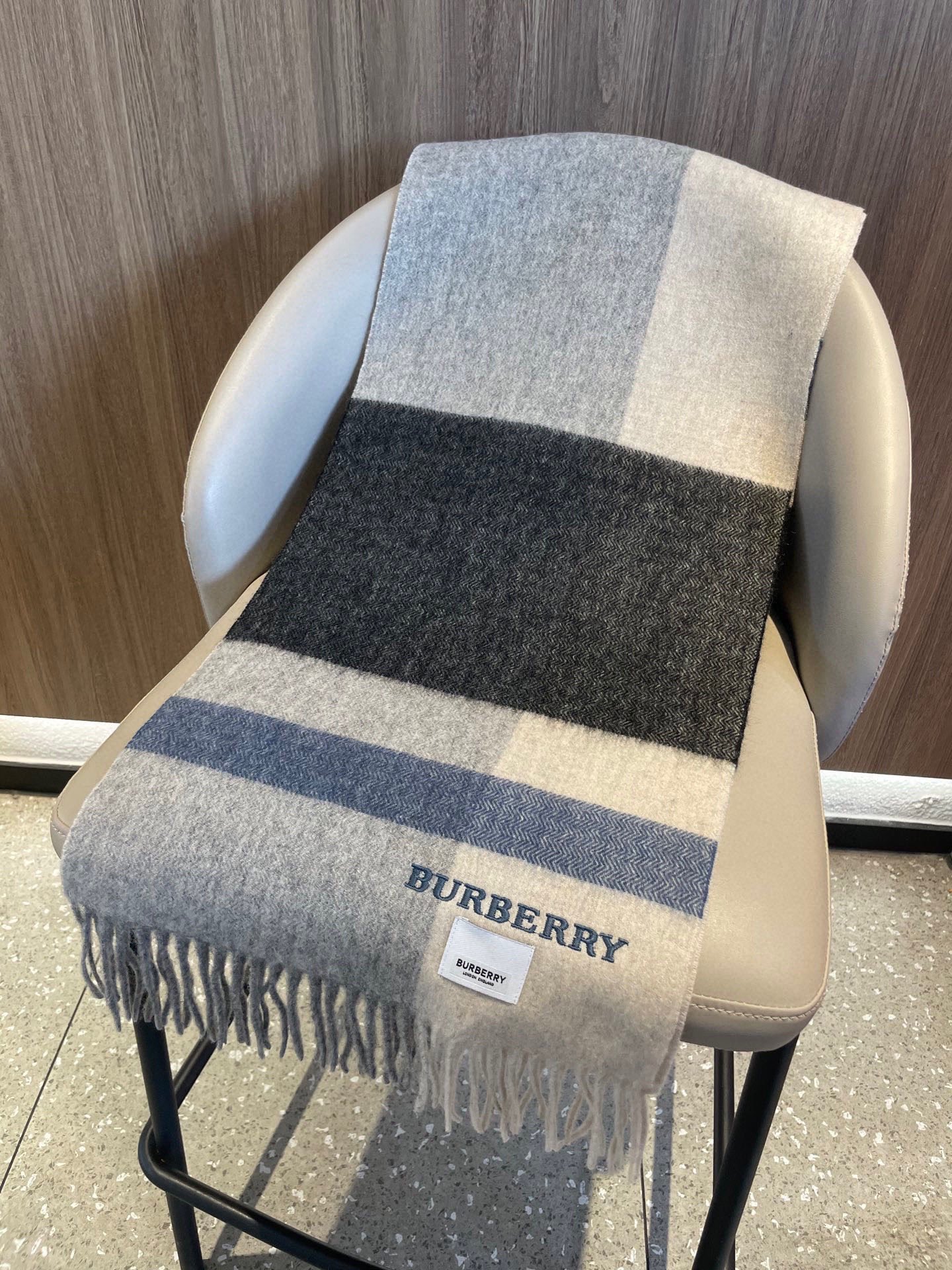 巴宝莉BURBERRY字母专柜款❗️ 顶级出口尾单刺绣👍货不多，下手一定要快，真心美的让人非常非常心动 