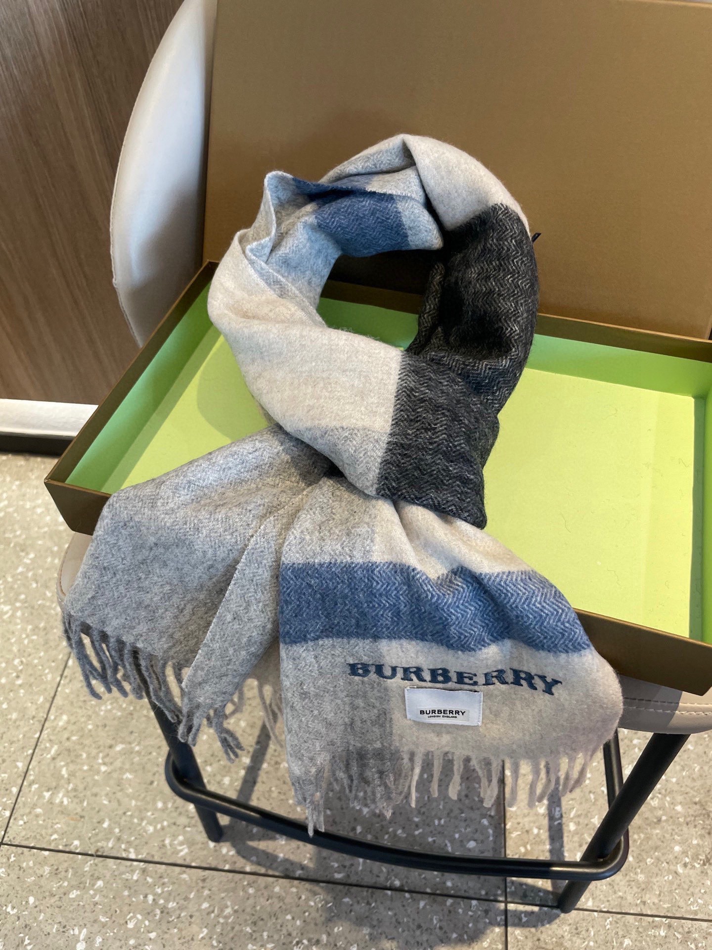 巴宝莉BURBERRY字母专柜款❗️ 顶级出口尾单刺绣👍货不多，下手一定要快，真心美的让人非常非常心动 