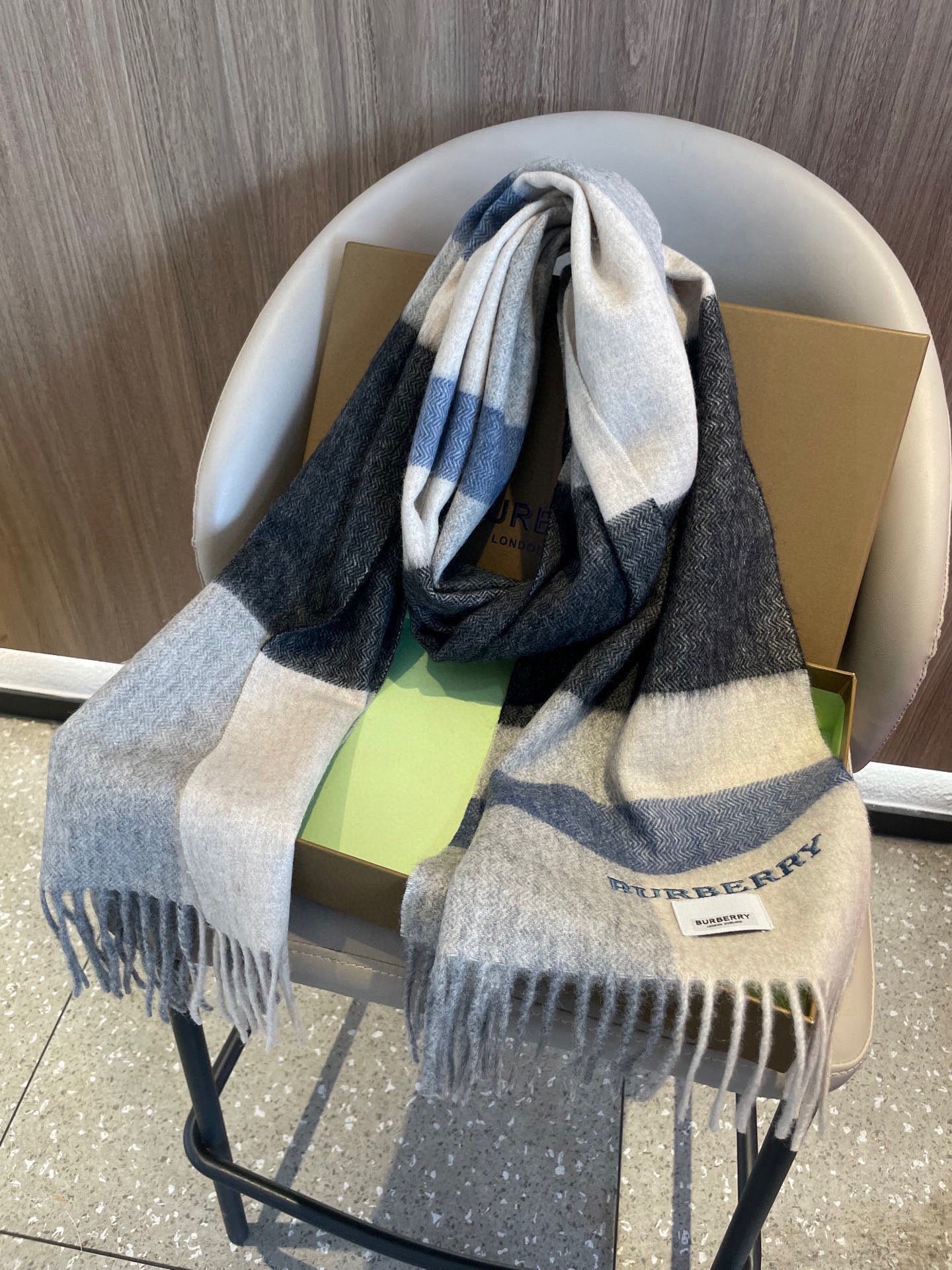 巴宝莉BURBERRY字母专柜款❗️ 顶级出口尾单刺绣👍货不多，下手一定要快，真心美的让人非常非常心动 