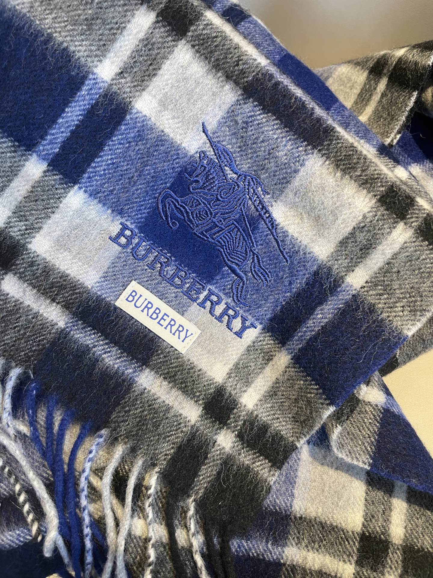 新款巴宝莉Bur新款羊绒男士格子好看的要疯掉了，太有型太有魅力了！！！非常斯文时尚的秋冬单品！真的很喜欢