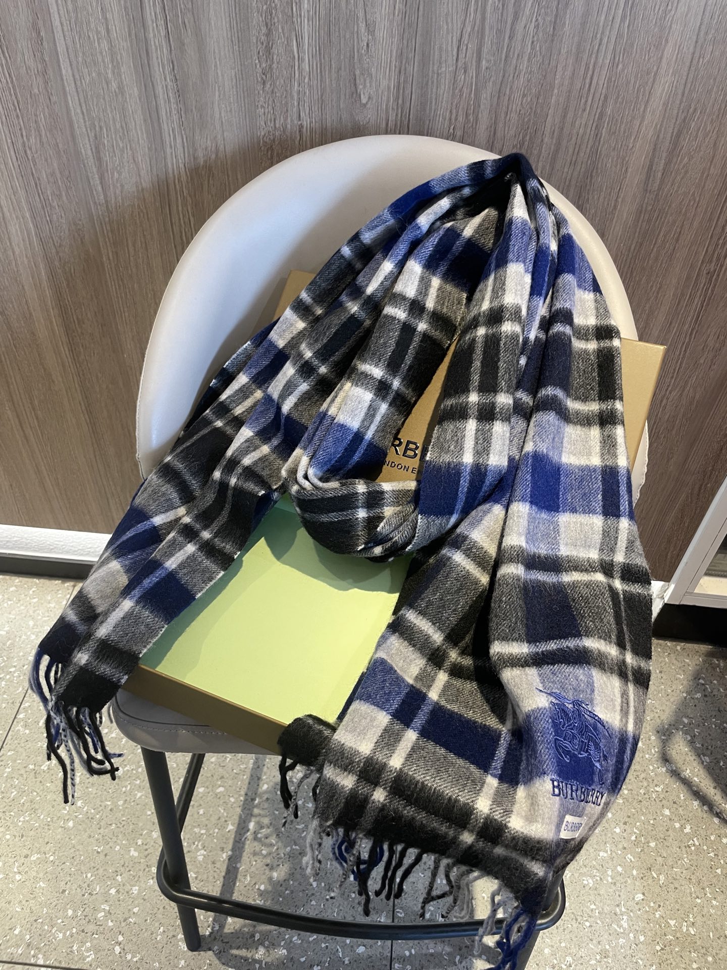 新款巴宝莉Bur新款羊绒男士格子好看的要疯掉了，太有型太有魅力了！！！非常斯文时尚的秋冬单品！真的很喜欢