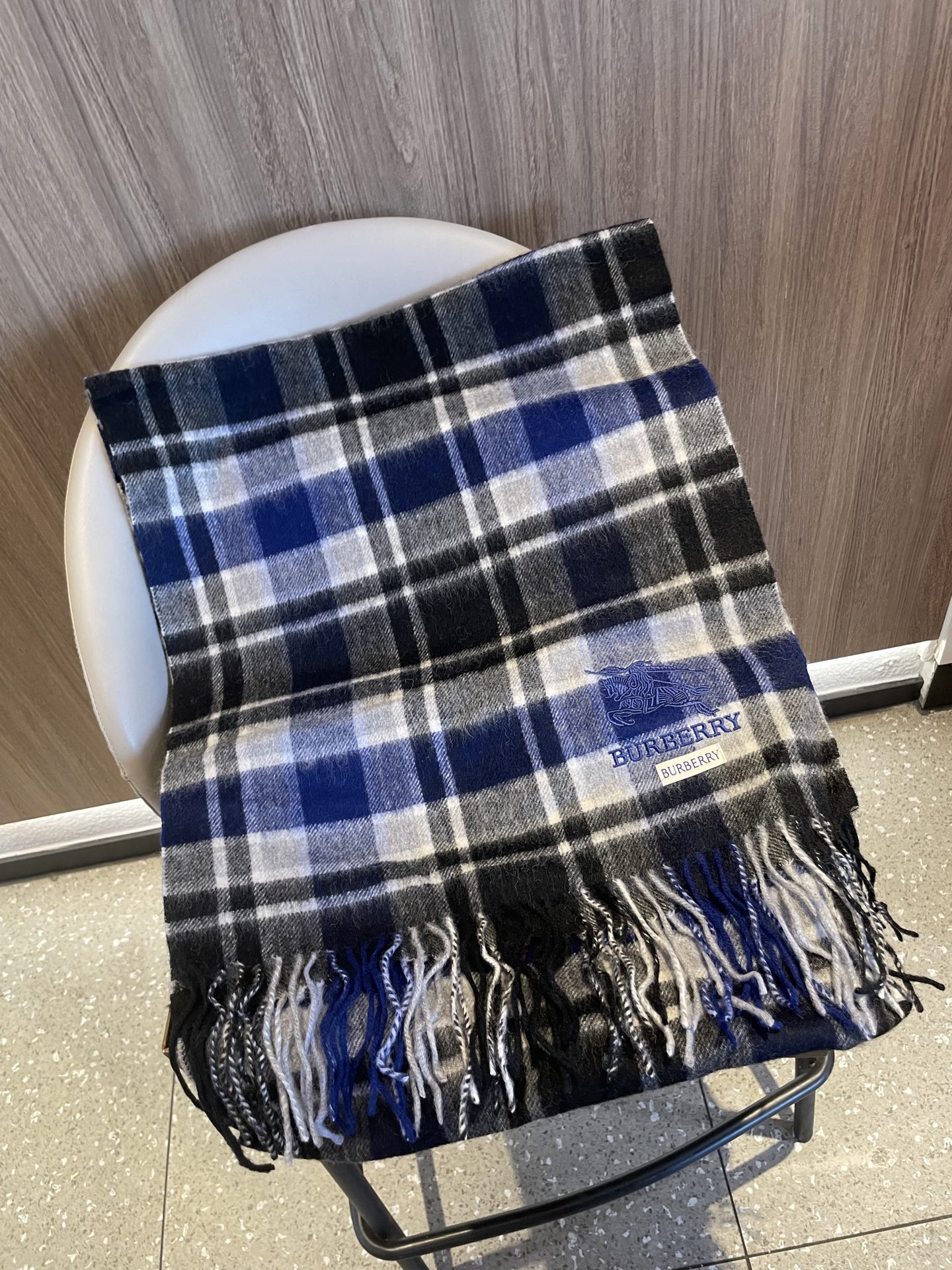 新款巴宝莉Bur新款羊绒男士格子好看的要疯掉了，太有型太有魅力了！！！非常斯文时尚的秋冬单品！真的很喜欢