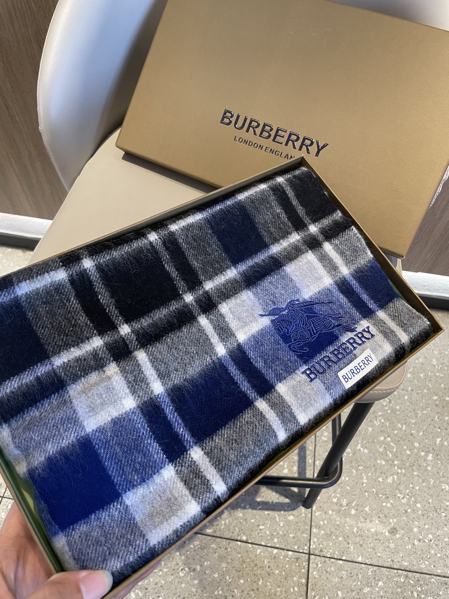 新款巴宝莉Bur新款羊绒男士格子好看的要疯掉了，太有型太有魅力了！！！非常斯文时尚的秋冬单品！真的很喜欢