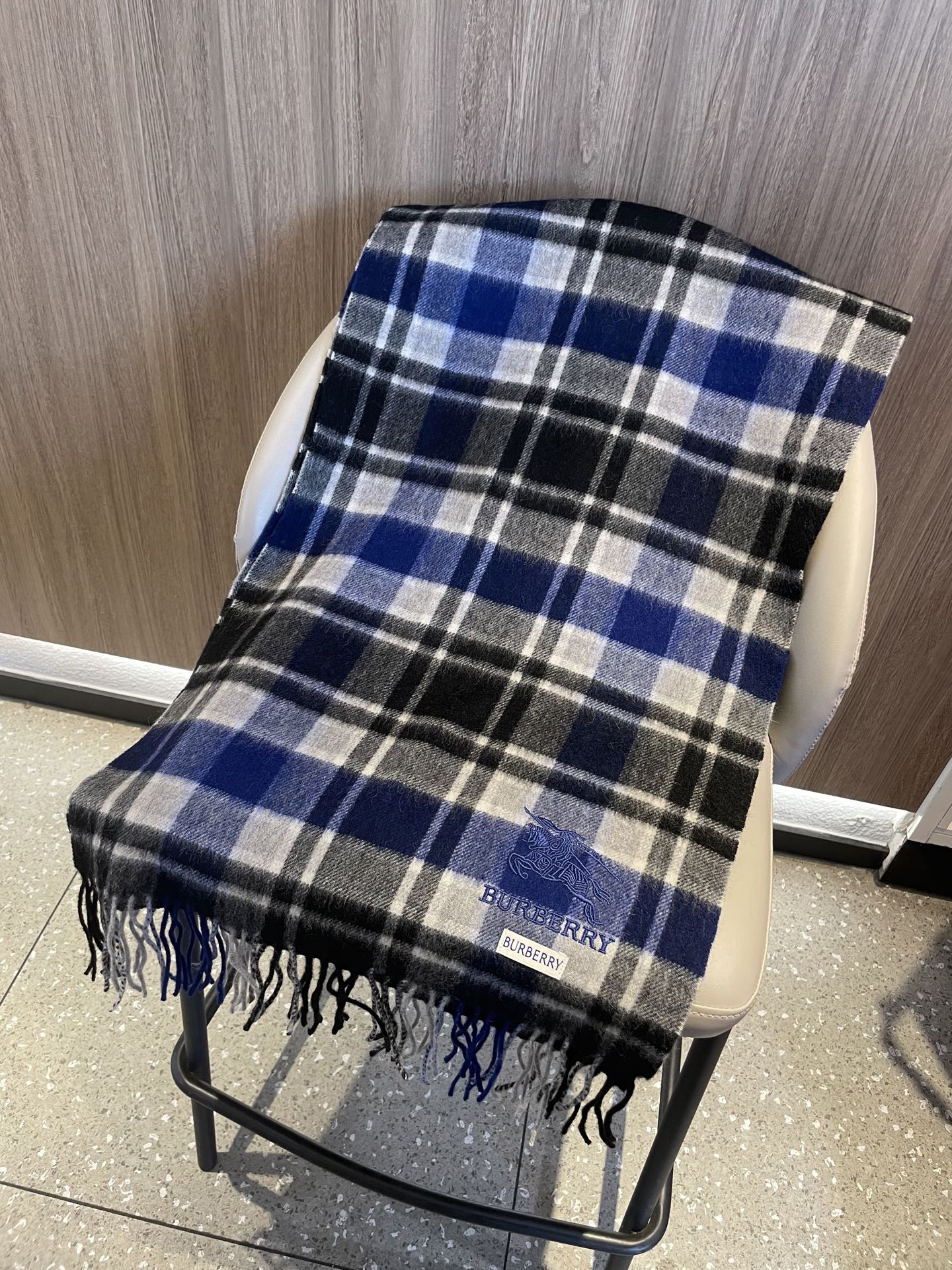 新款巴宝莉Bur新款羊绒男士格子好看的要疯掉了，太有型太有魅力了！！！非常斯文时尚的秋冬单品！真的很喜欢