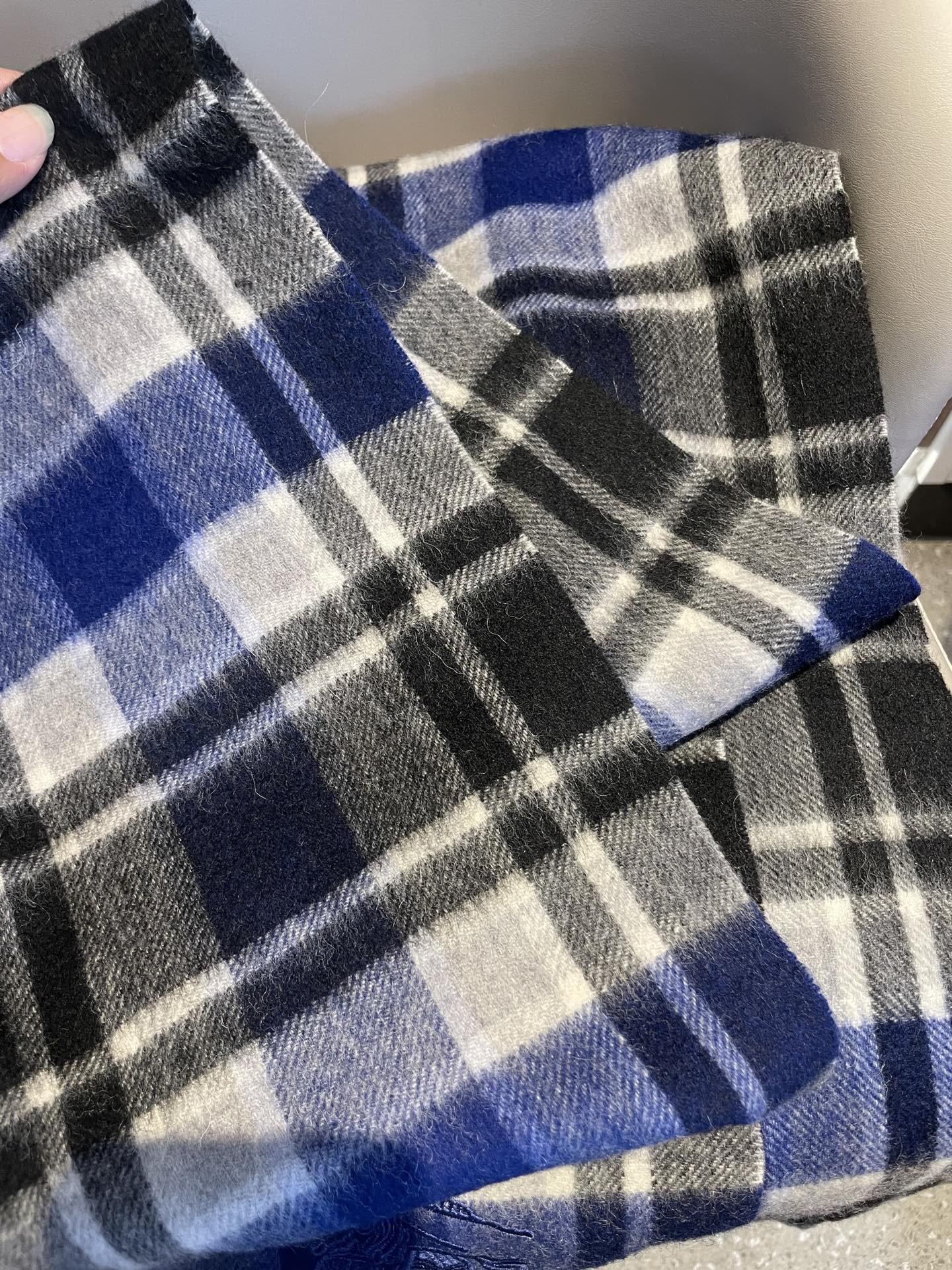 新款巴宝莉Bur新款羊绒男士格子好看的要疯掉了，太有型太有魅力了！！！非常斯文时尚的秋冬单品！真的很喜欢