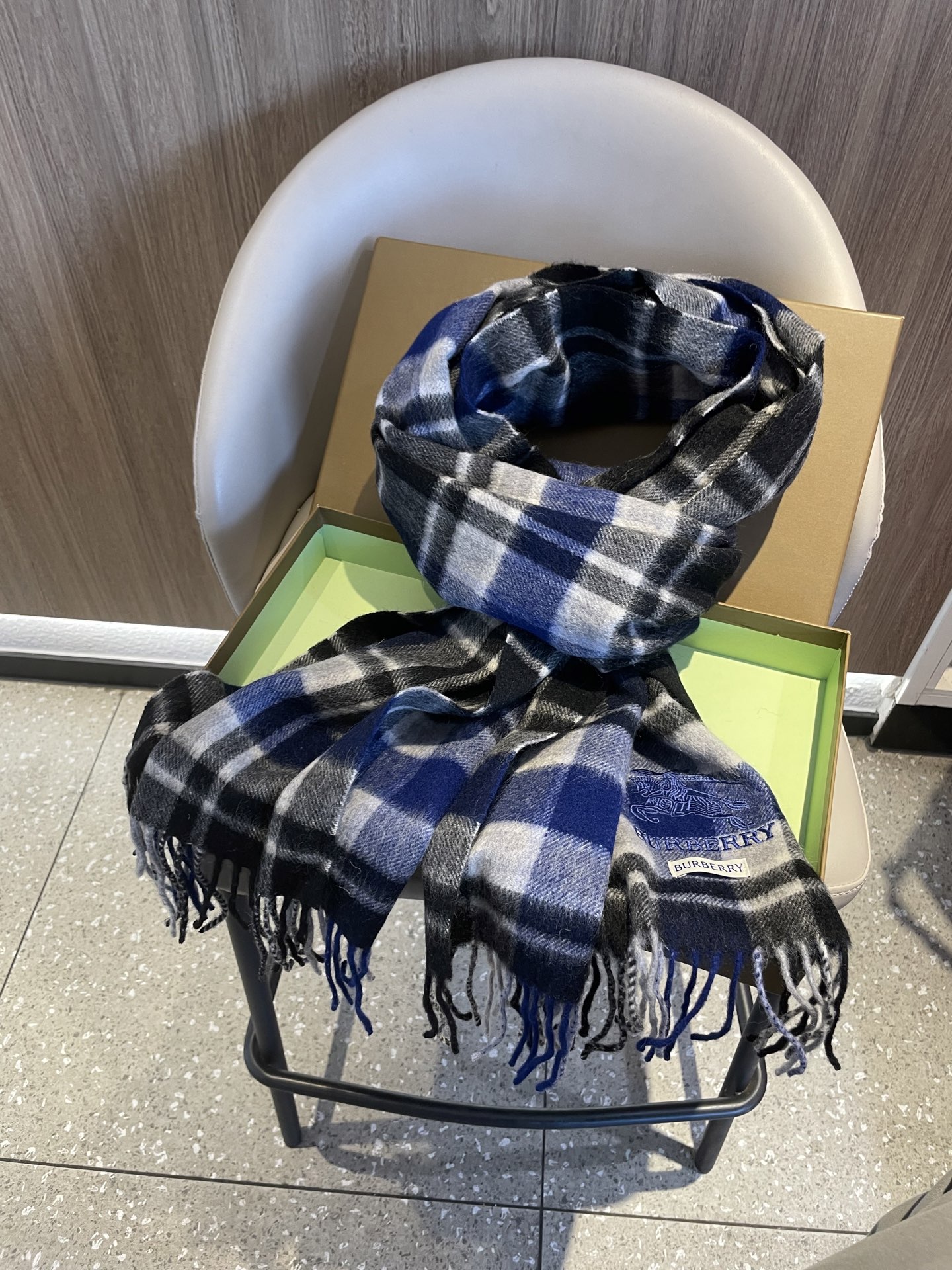 新款巴宝莉Bur新款羊绒男士格子好看的要疯掉了，太有型太有魅力了！！！非常斯文时尚的秋冬单品！真的很喜欢