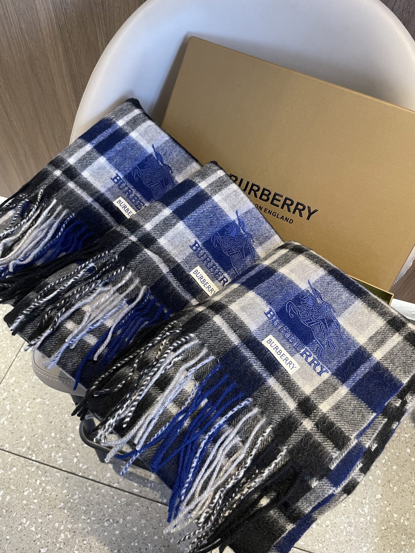 新款巴宝莉Bur新款羊绒男士格子好看的要疯掉了，太有型太有魅力了！！！非常斯文时尚的秋冬单品！真的很喜欢