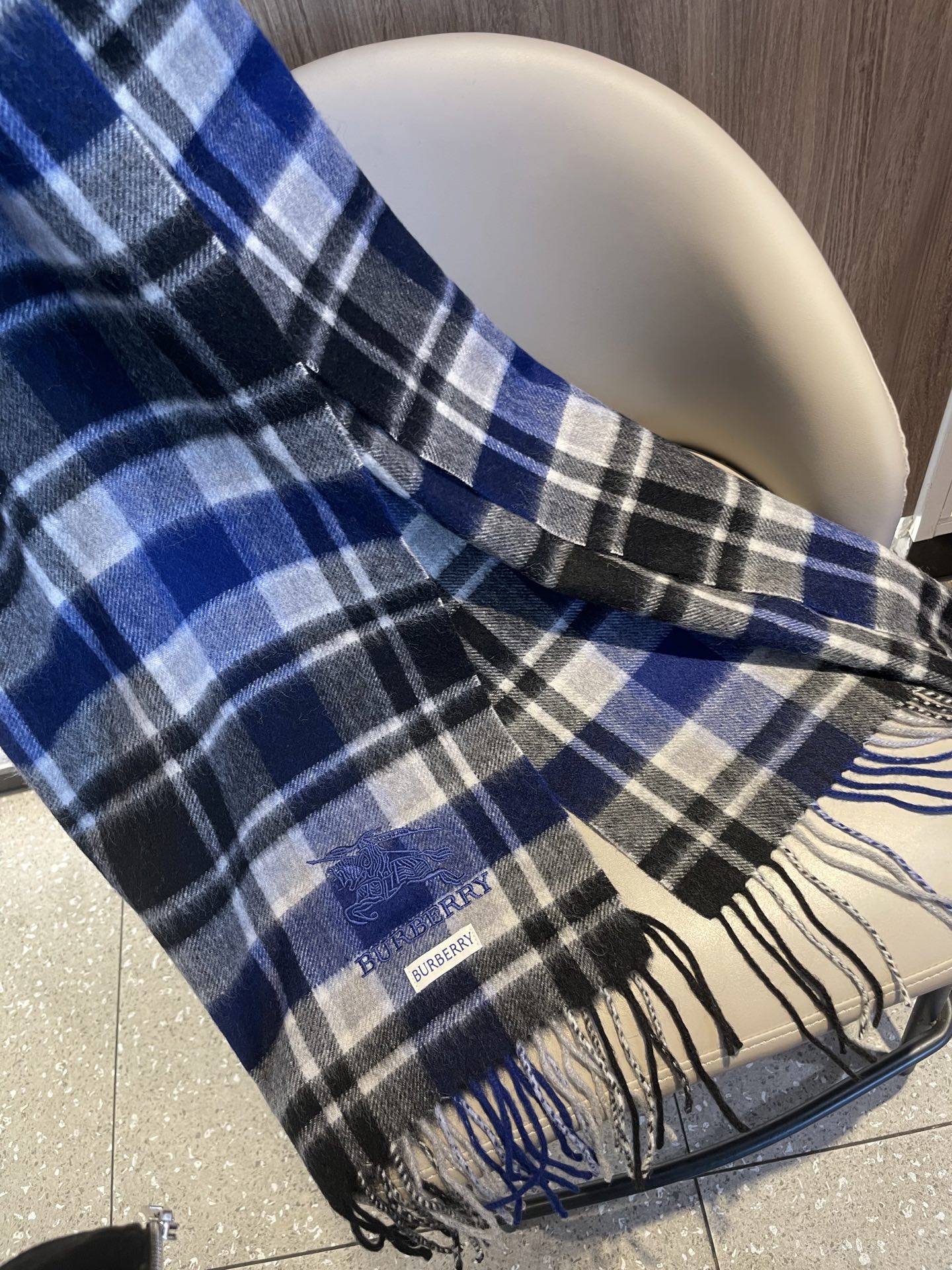 新款巴宝莉Bur新款羊绒男士格子好看的要疯掉了，太有型太有魅力了！！！非常斯文时尚的秋冬单品！真的很喜欢