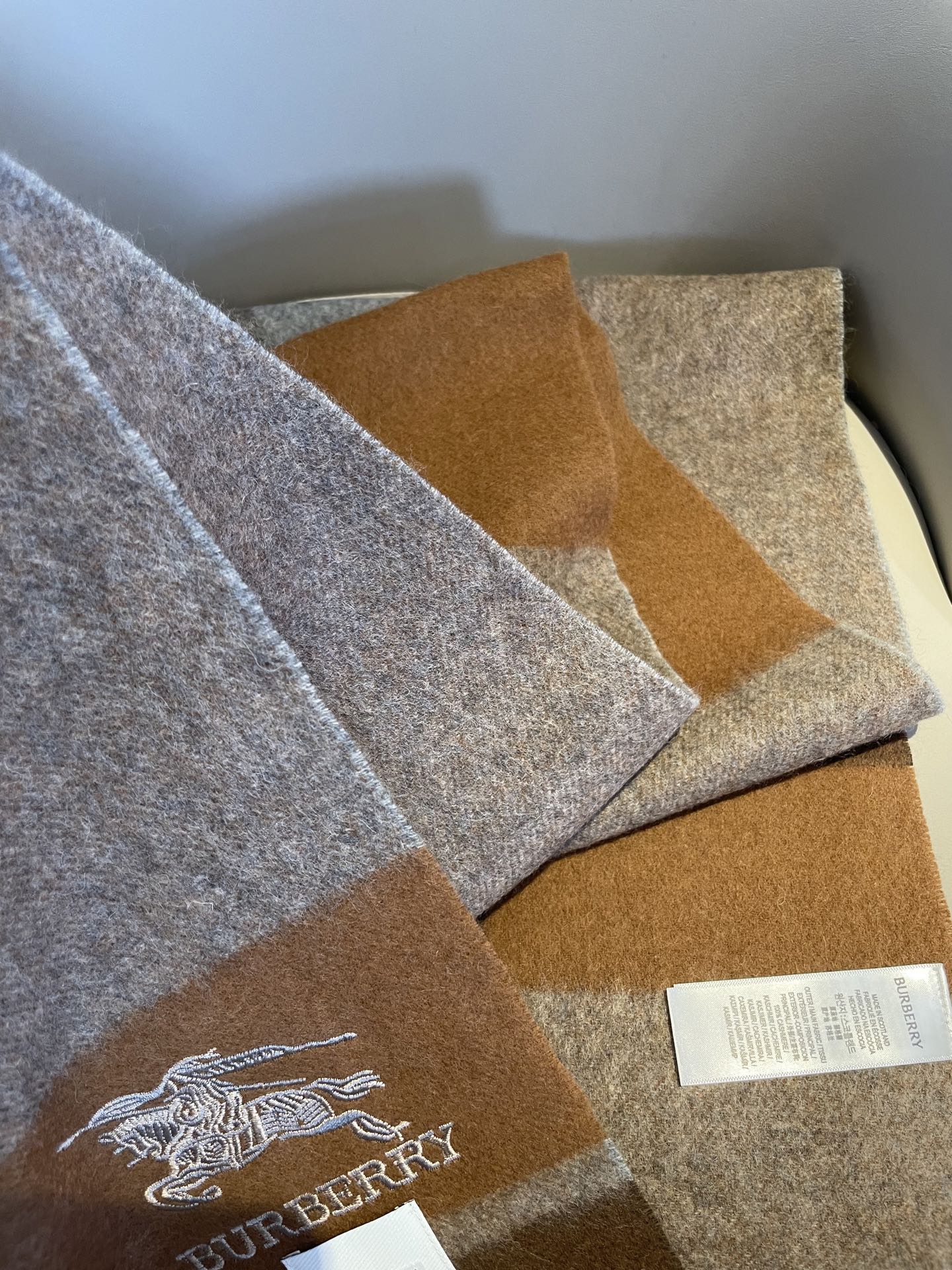 新款巴宝莉Bur羊绒格子好看的要疯掉了，太有型太有魅力了！！！非常斯文时尚的秋冬单品！真的很喜欢，非常C