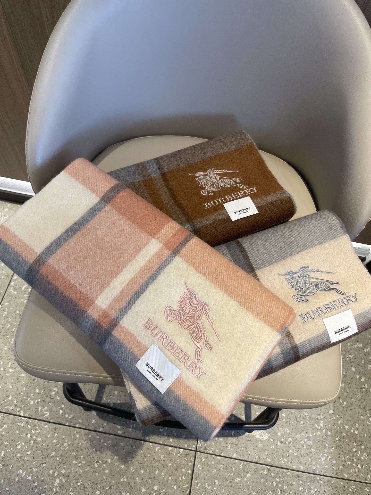 新款巴宝莉Bur羊绒格子好看的要疯掉了，太有型太有魅力了！！！非常斯文时尚的秋冬单品！真的很喜欢，非常C