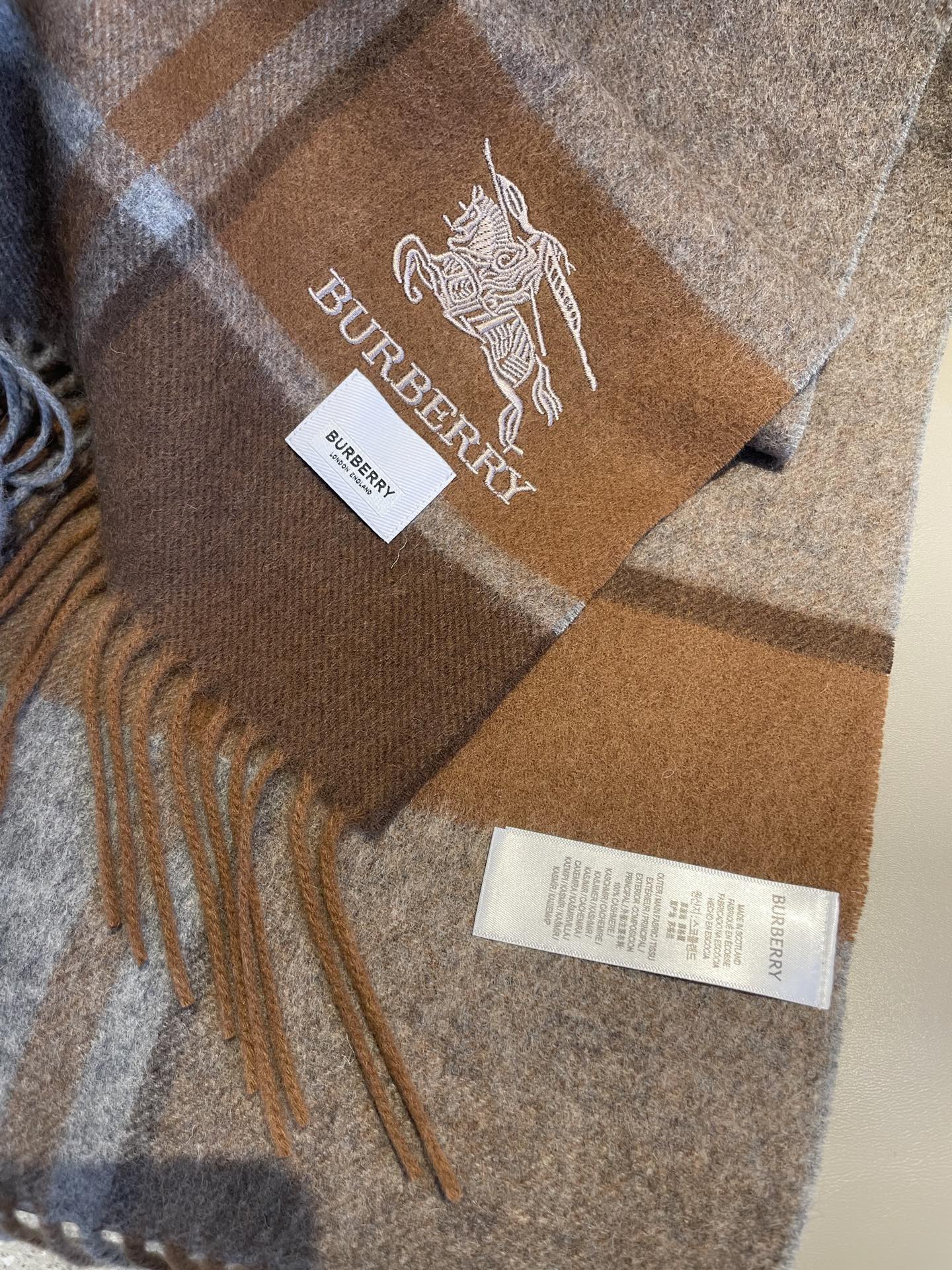 新款巴宝莉Bur羊绒格子好看的要疯掉了，太有型太有魅力了！！！非常斯文时尚的秋冬单品！真的很喜欢，非常C