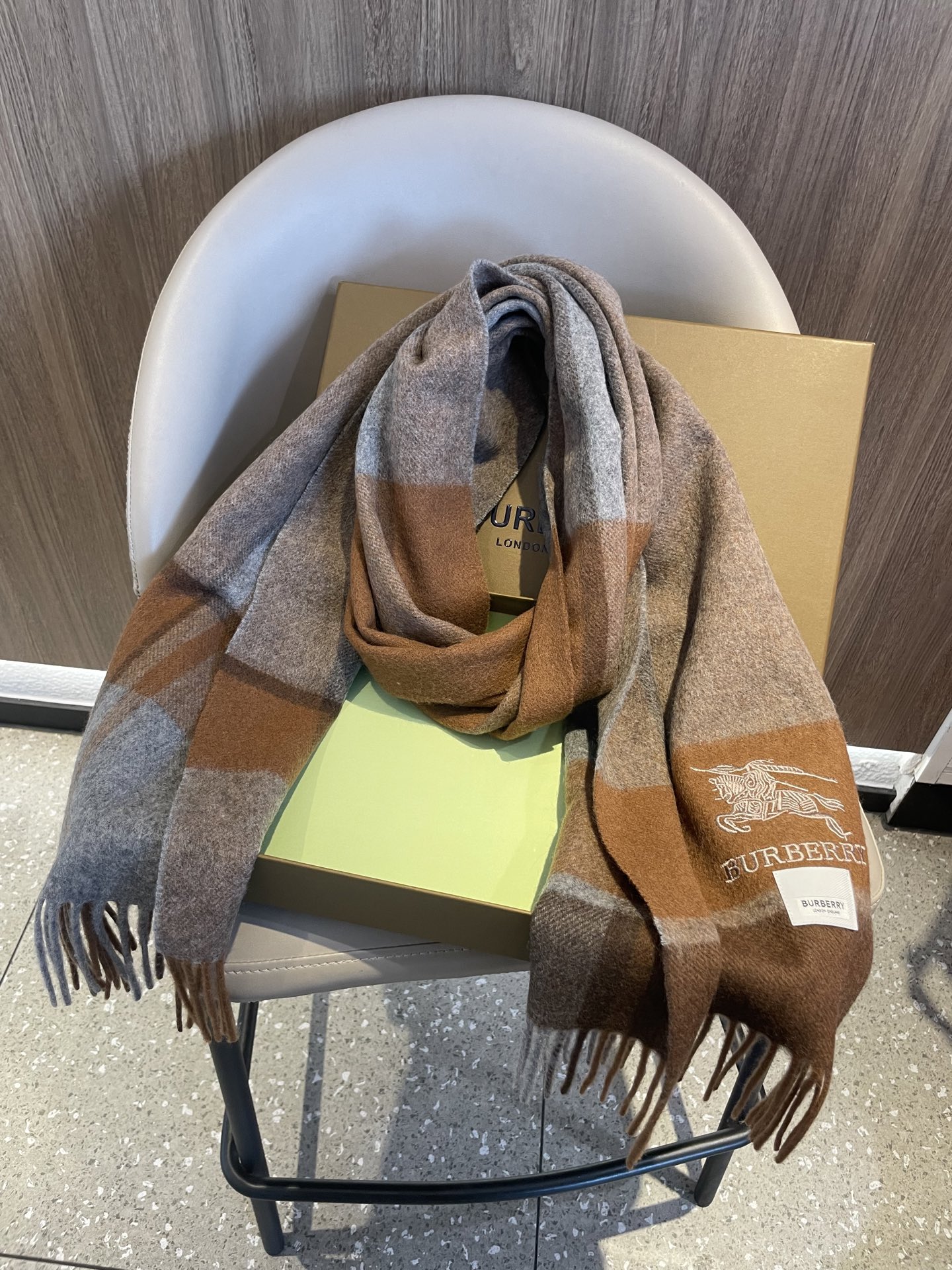 新款巴宝莉Bur羊绒格子好看的要疯掉了，太有型太有魅力了！！！非常斯文时尚的秋冬单品！真的很喜欢，非常C