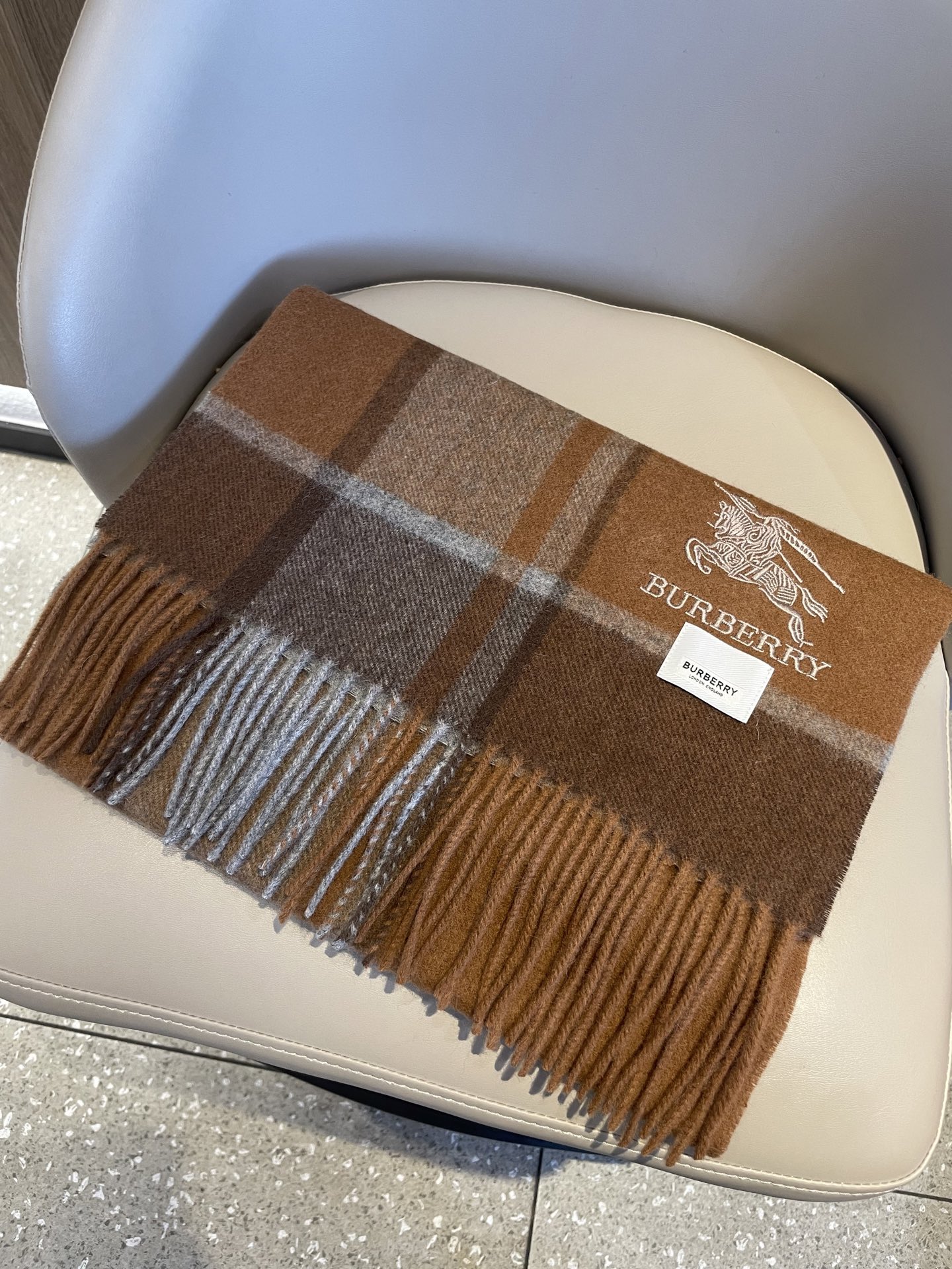 新款巴宝莉Bur羊绒格子好看的要疯掉了，太有型太有魅力了！！！非常斯文时尚的秋冬单品！真的很喜欢，非常C