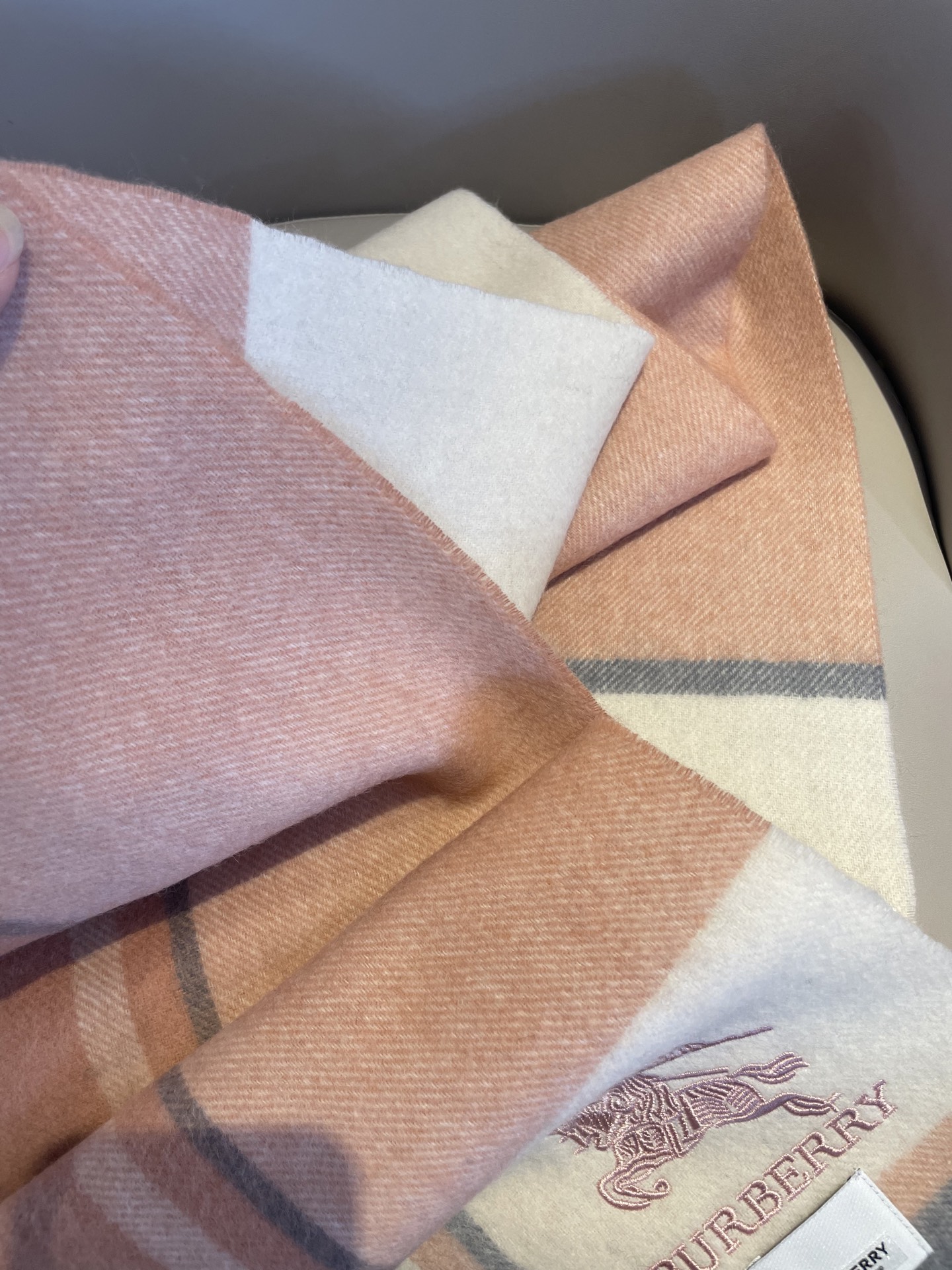 新款巴宝莉Bur羊绒格子好看的要疯掉了，太有型太有魅力了！！！非常斯文时尚的秋冬单品！真的很喜欢，非常C