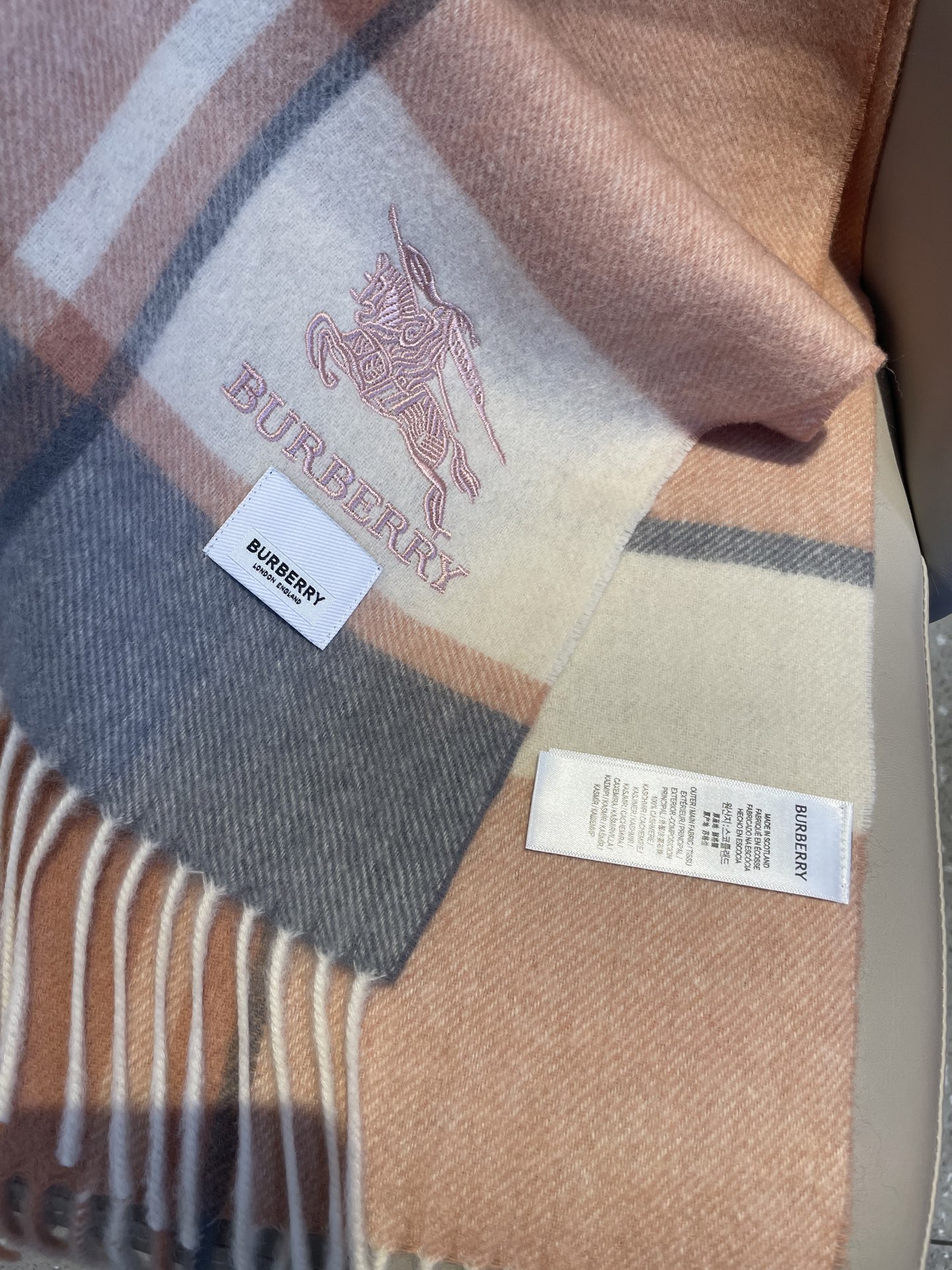 新款巴宝莉Bur羊绒格子好看的要疯掉了，太有型太有魅力了！！！非常斯文时尚的秋冬单品！真的很喜欢，非常C