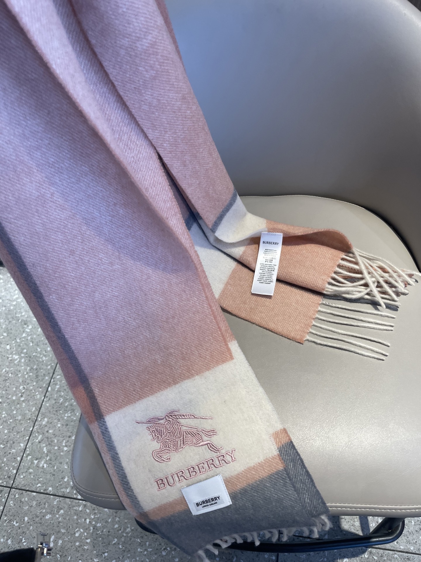 新款巴宝莉Bur羊绒格子好看的要疯掉了，太有型太有魅力了！！！非常斯文时尚的秋冬单品！真的很喜欢，非常C