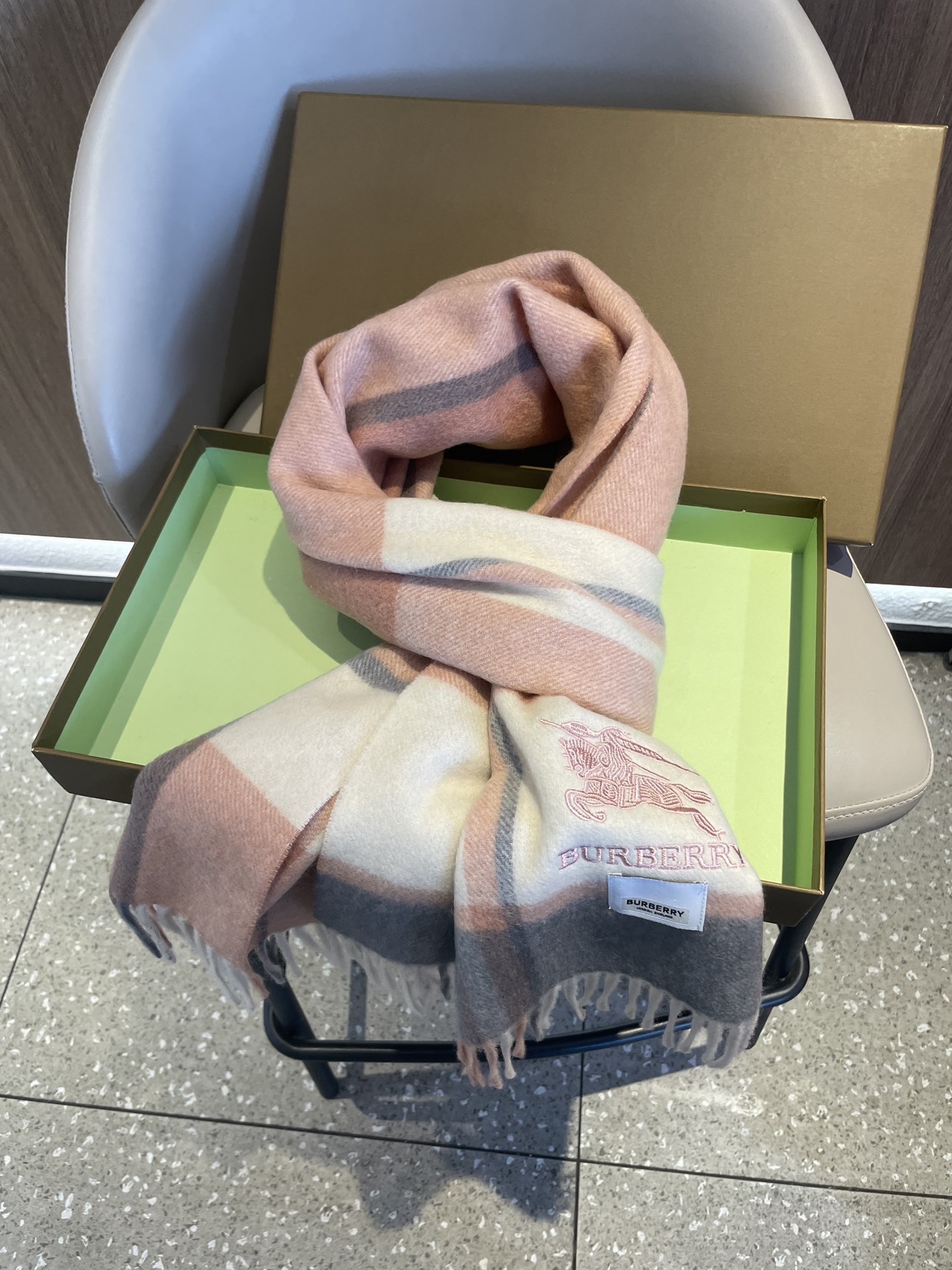 新款巴宝莉Bur羊绒格子好看的要疯掉了，太有型太有魅力了！！！非常斯文时尚的秋冬单品！真的很喜欢，非常C