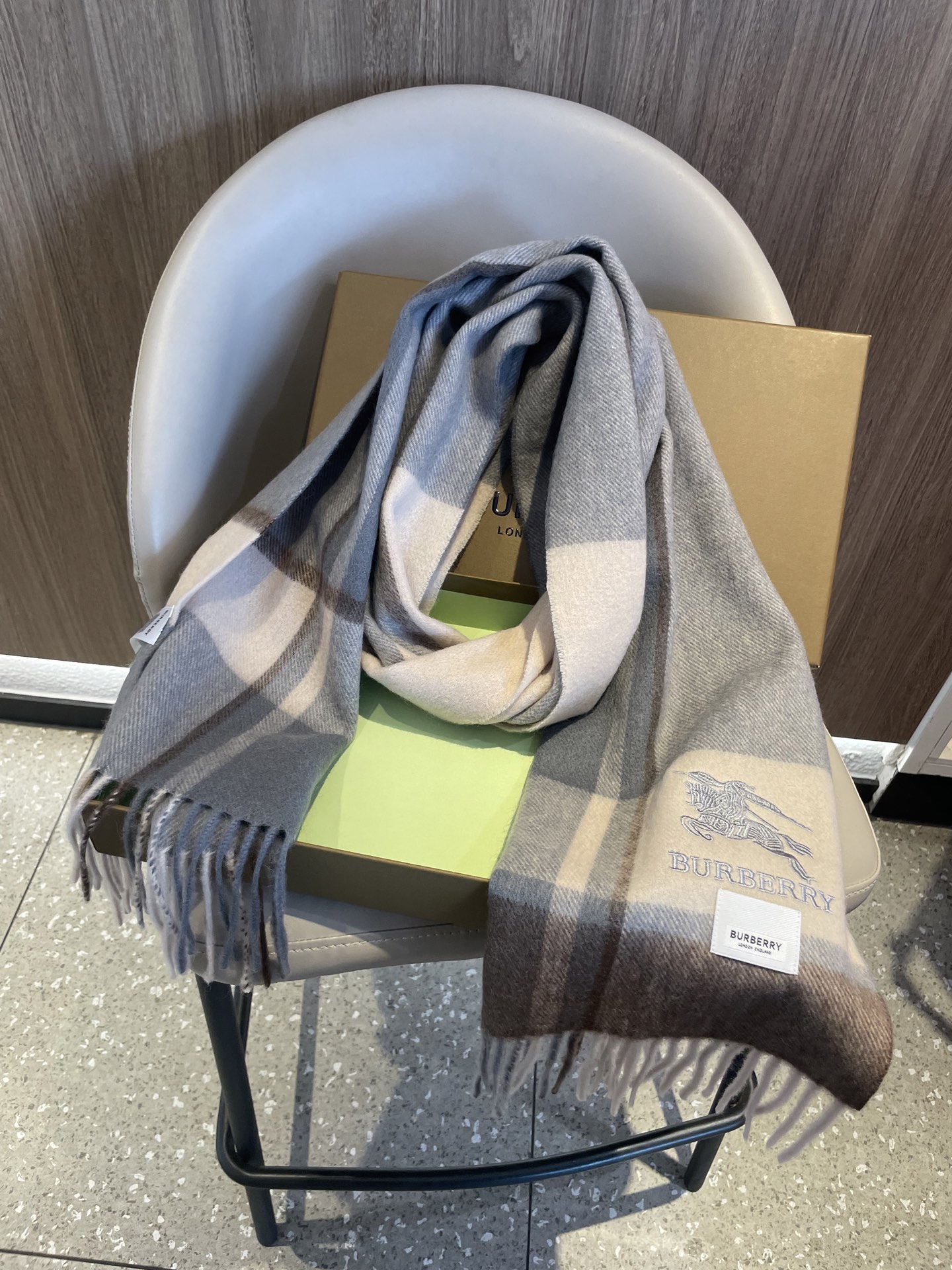 新款巴宝莉Bur羊绒格子好看的要疯掉了，太有型太有魅力了！！！非常斯文时尚的秋冬单品！真的很喜欢，非常C