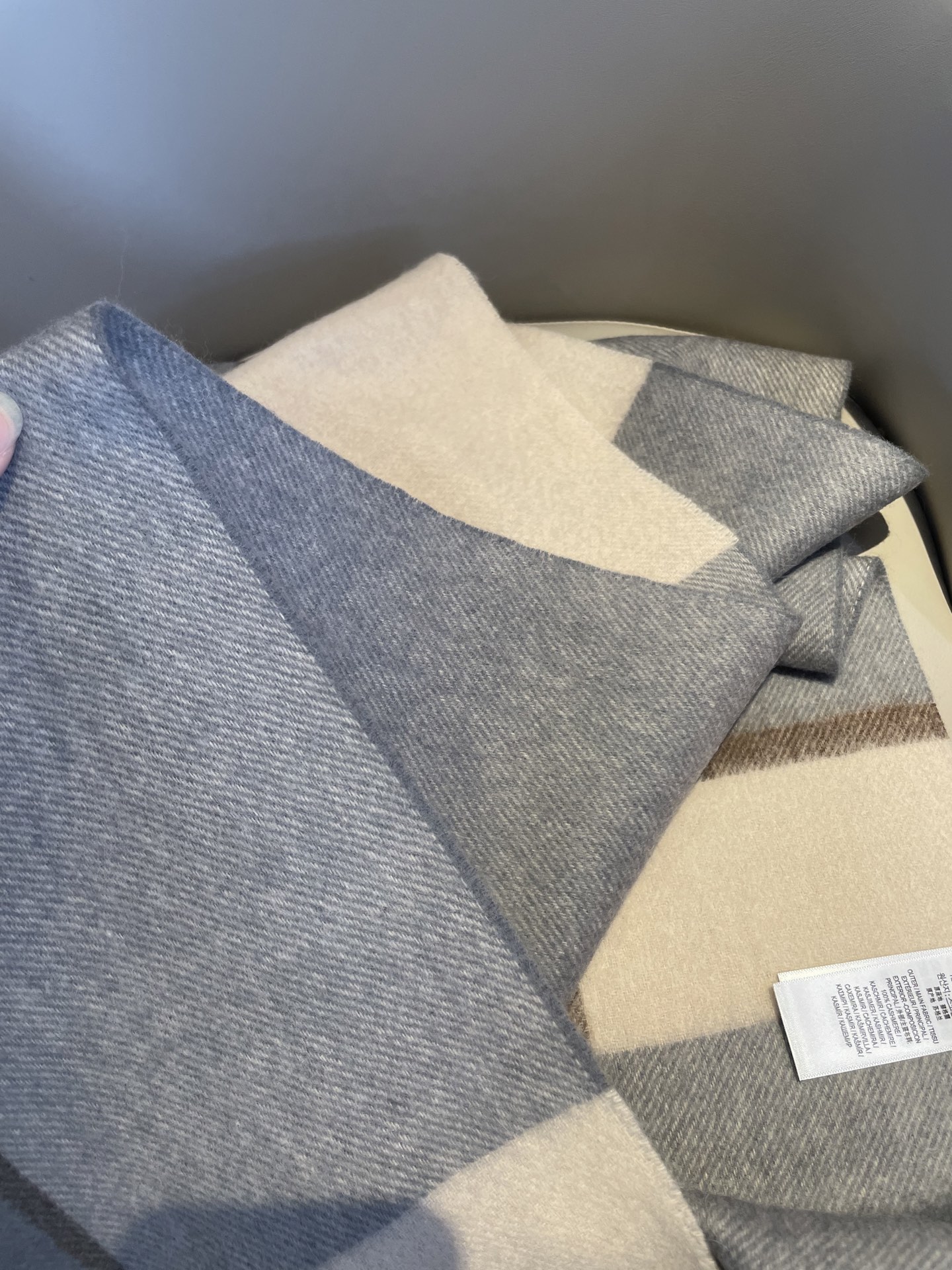 新款巴宝莉Bur羊绒格子好看的要疯掉了，太有型太有魅力了！！！非常斯文时尚的秋冬单品！真的很喜欢，非常C