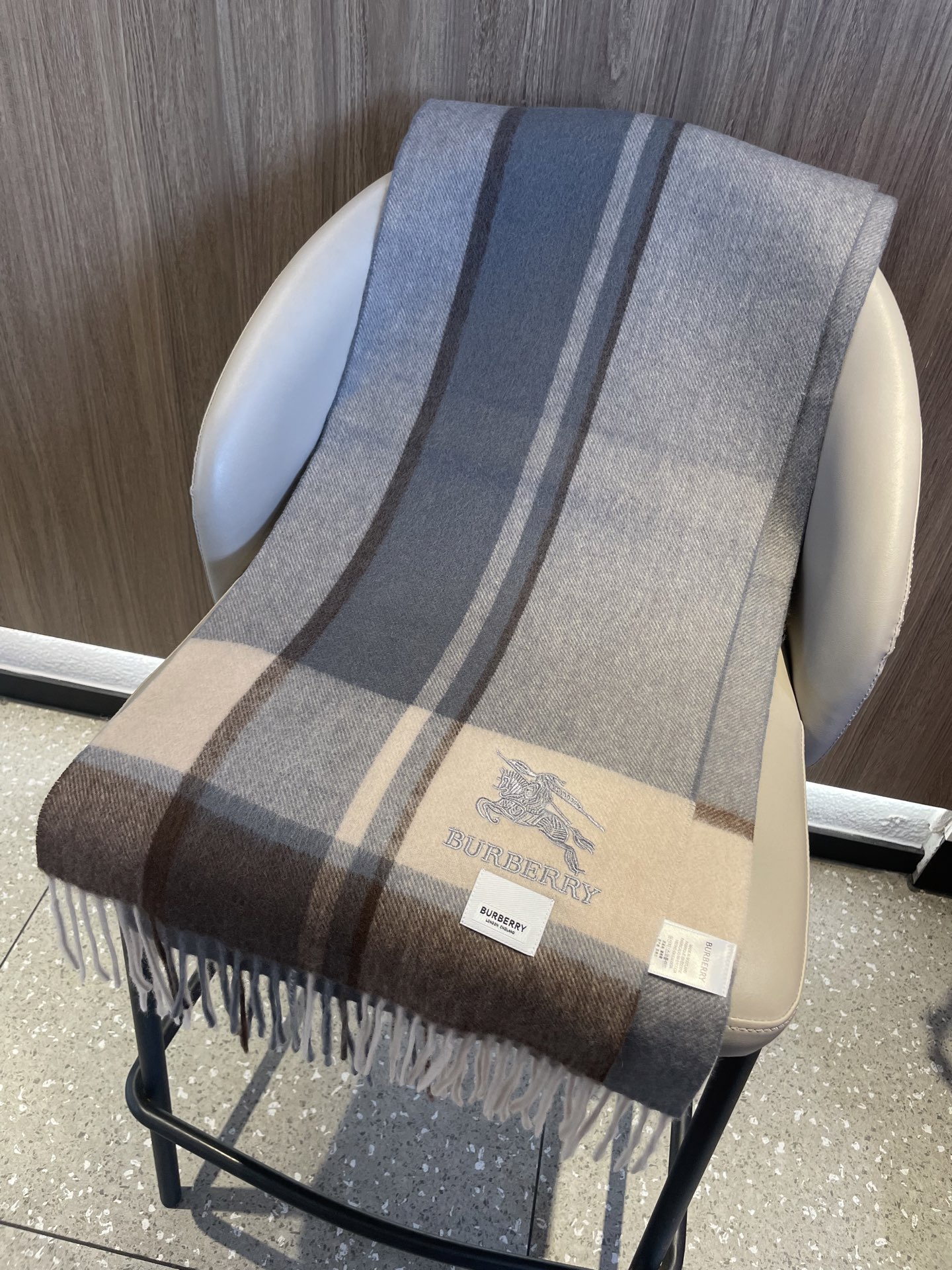 新款巴宝莉Bur羊绒格子好看的要疯掉了，太有型太有魅力了！！！非常斯文时尚的秋冬单品！真的很喜欢，非常C