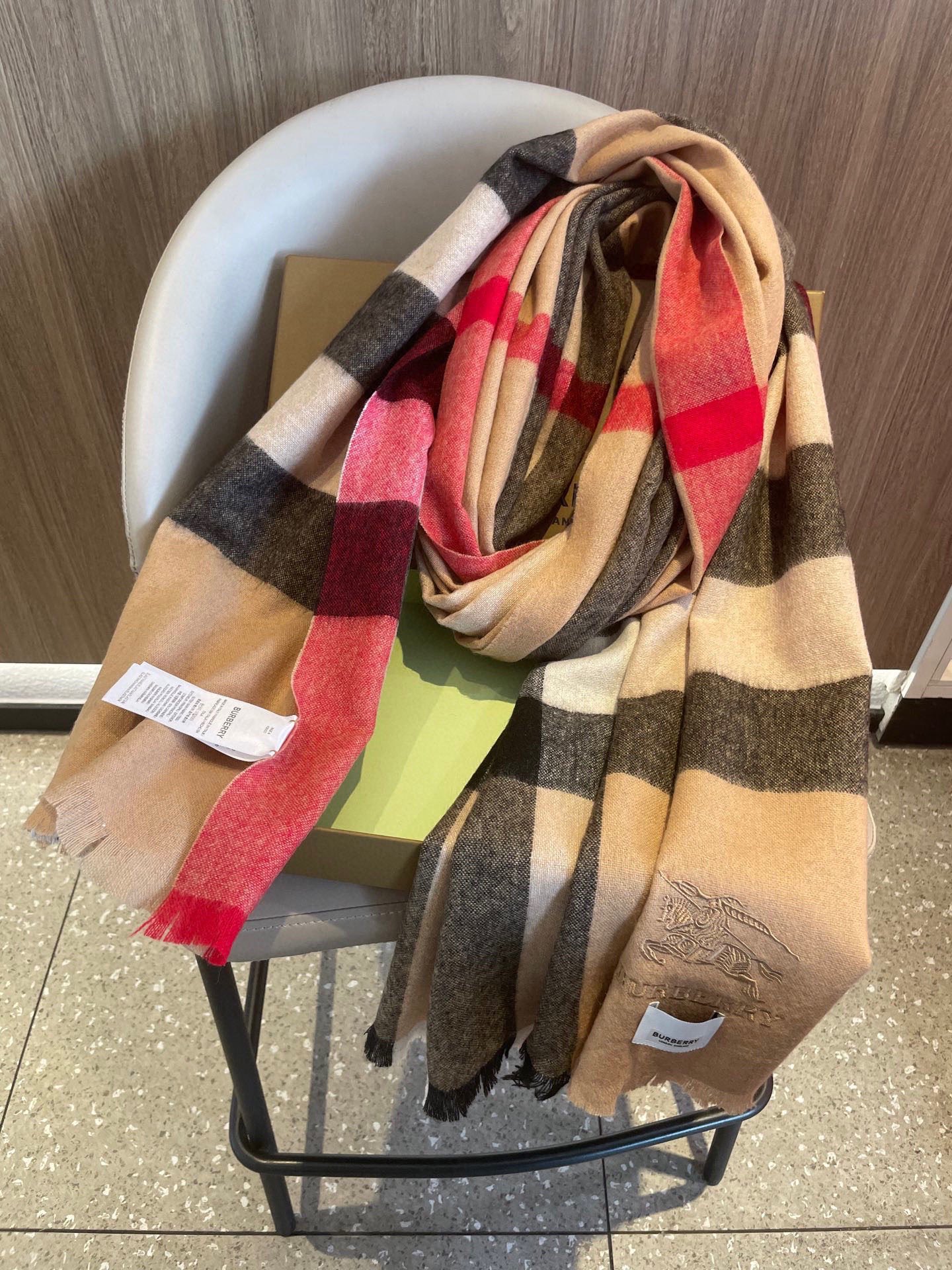 。巴宝莉经典大格男女同款短须披肩✨羊绒经典格纹👐围巾♨️高尖端产物⚠️，经典logo刺绣，时尚大牌的顶尖