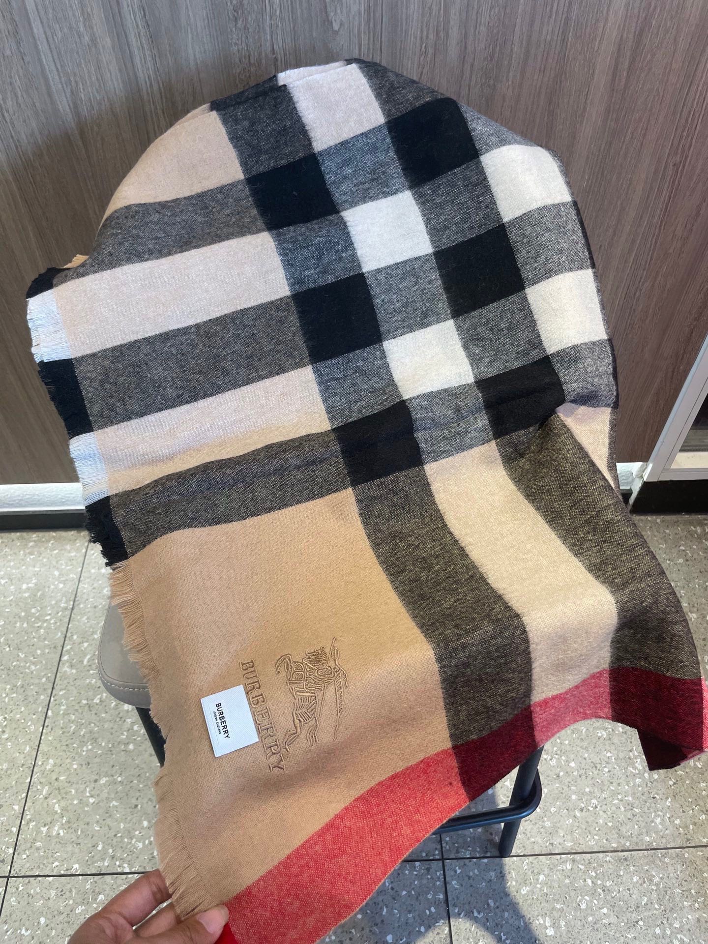 。巴宝莉经典大格男女同款短须披肩✨羊绒经典格纹👐围巾♨️高尖端产物⚠️，经典logo刺绣，时尚大牌的顶尖